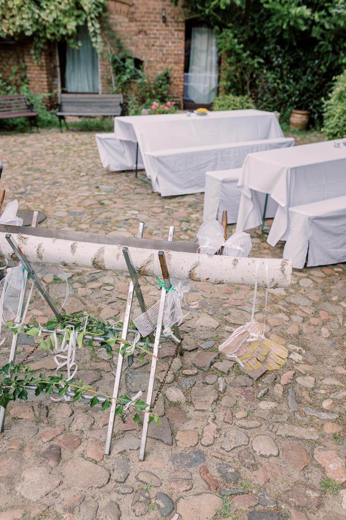 Bock mit Baumstamm als Hochzeitstradition