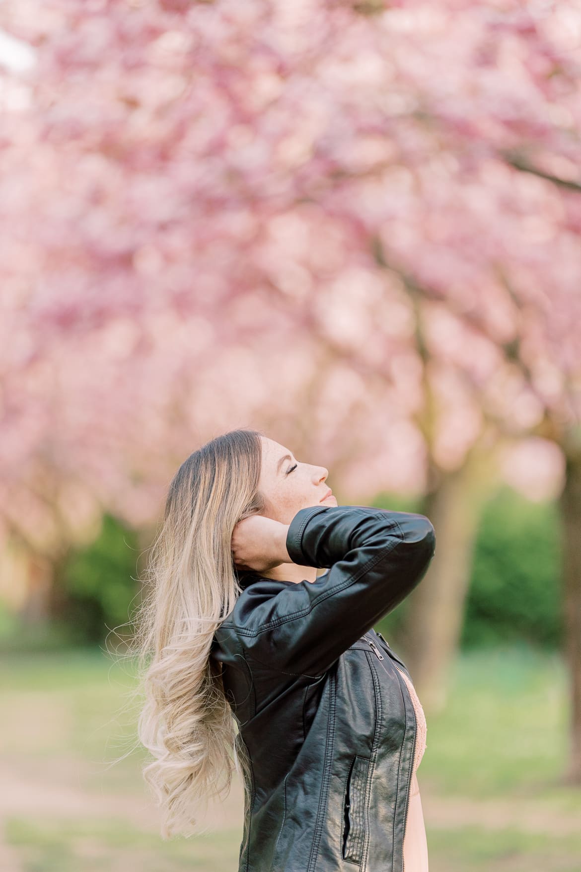 Eine Frau schüttelt ihre Haare aus