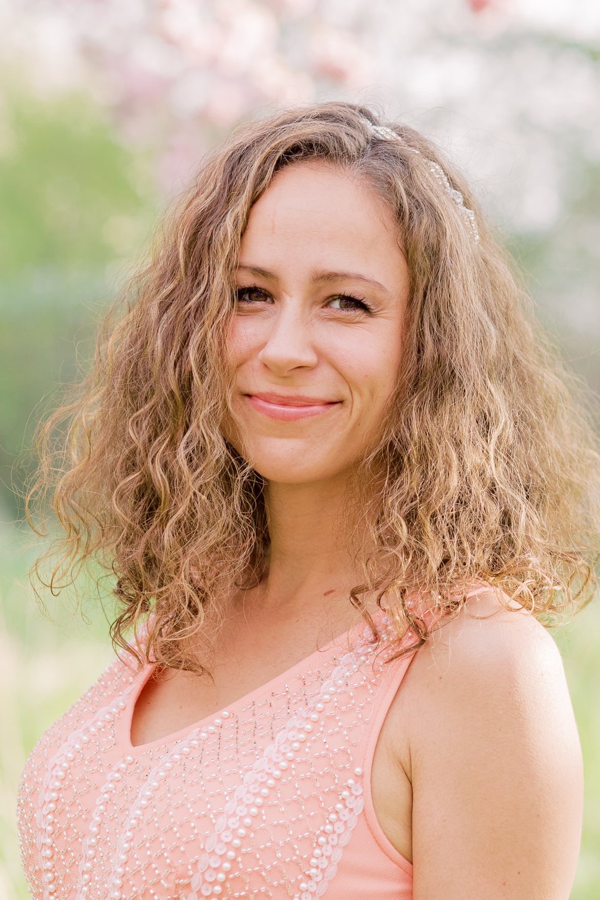 Portrait einer Frau mit hellen Locken