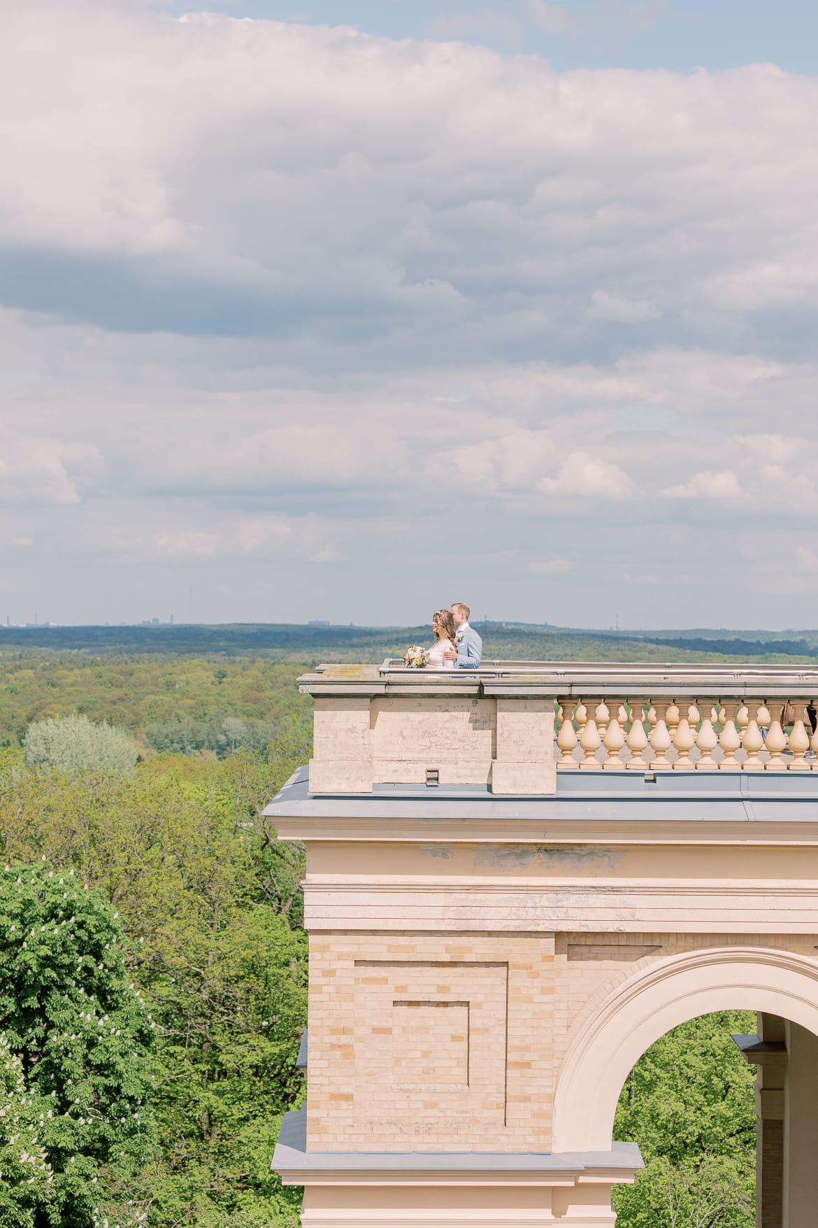 Ein Brautpaar auf dem Turm vom Belvedere auf dem Pfingstberg Potsdam