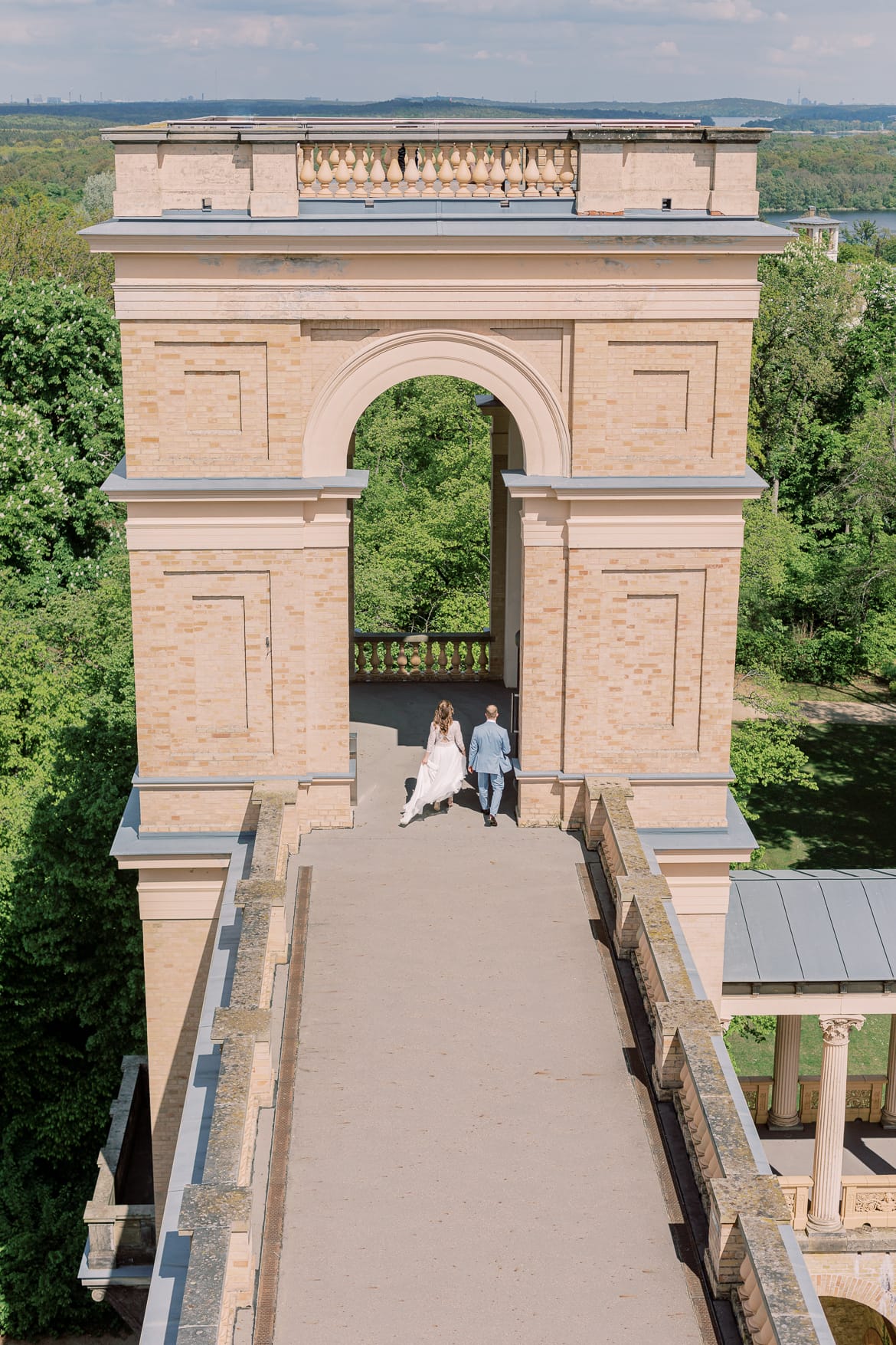 Brautpaar auf dem Weg zum Turm vom Belvedere auf dem Pfingstberg Potsdam