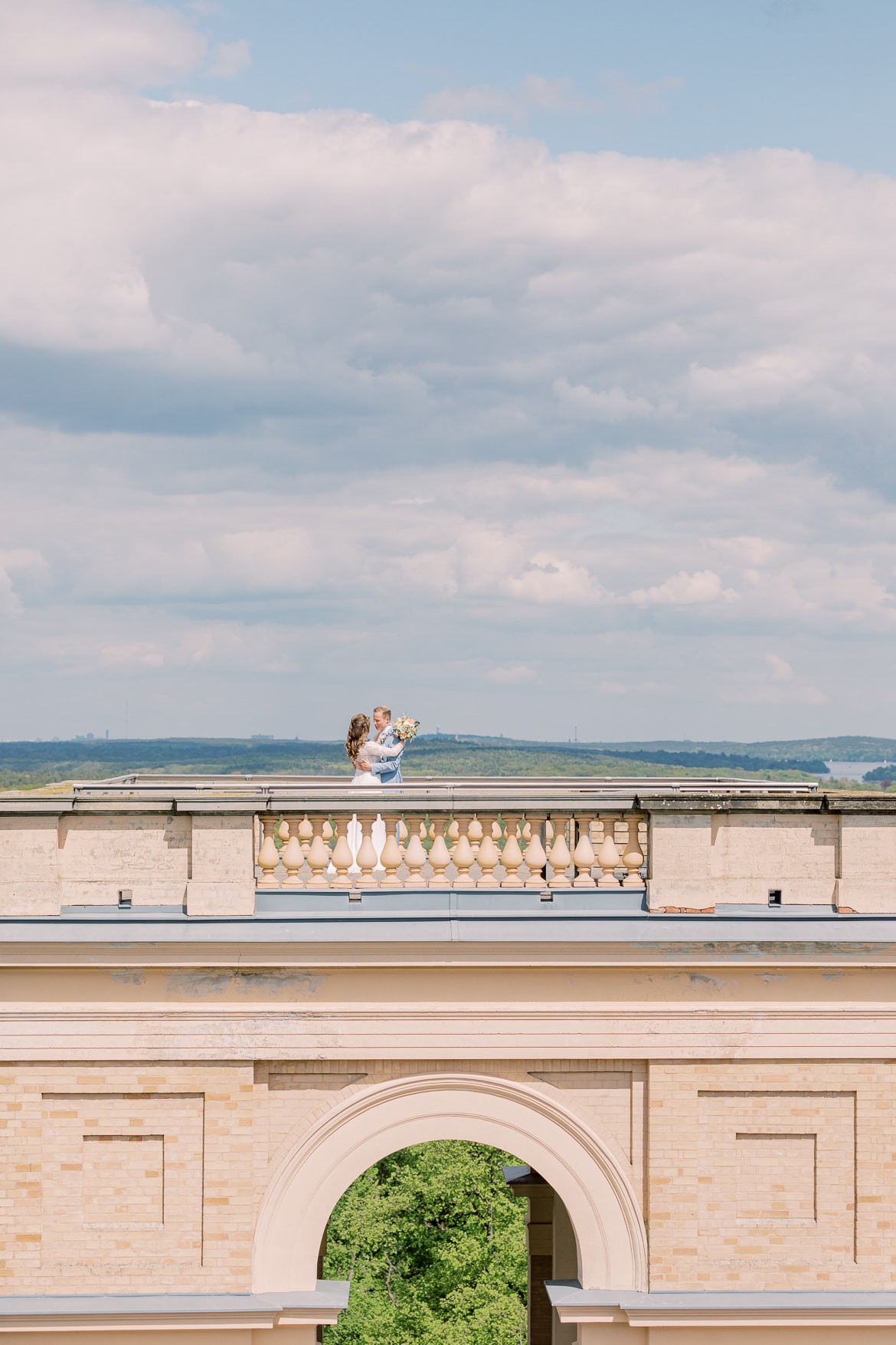 Brautpaar auf dem Turm vom Belvedere auf dem Pfingstberg Potsdam