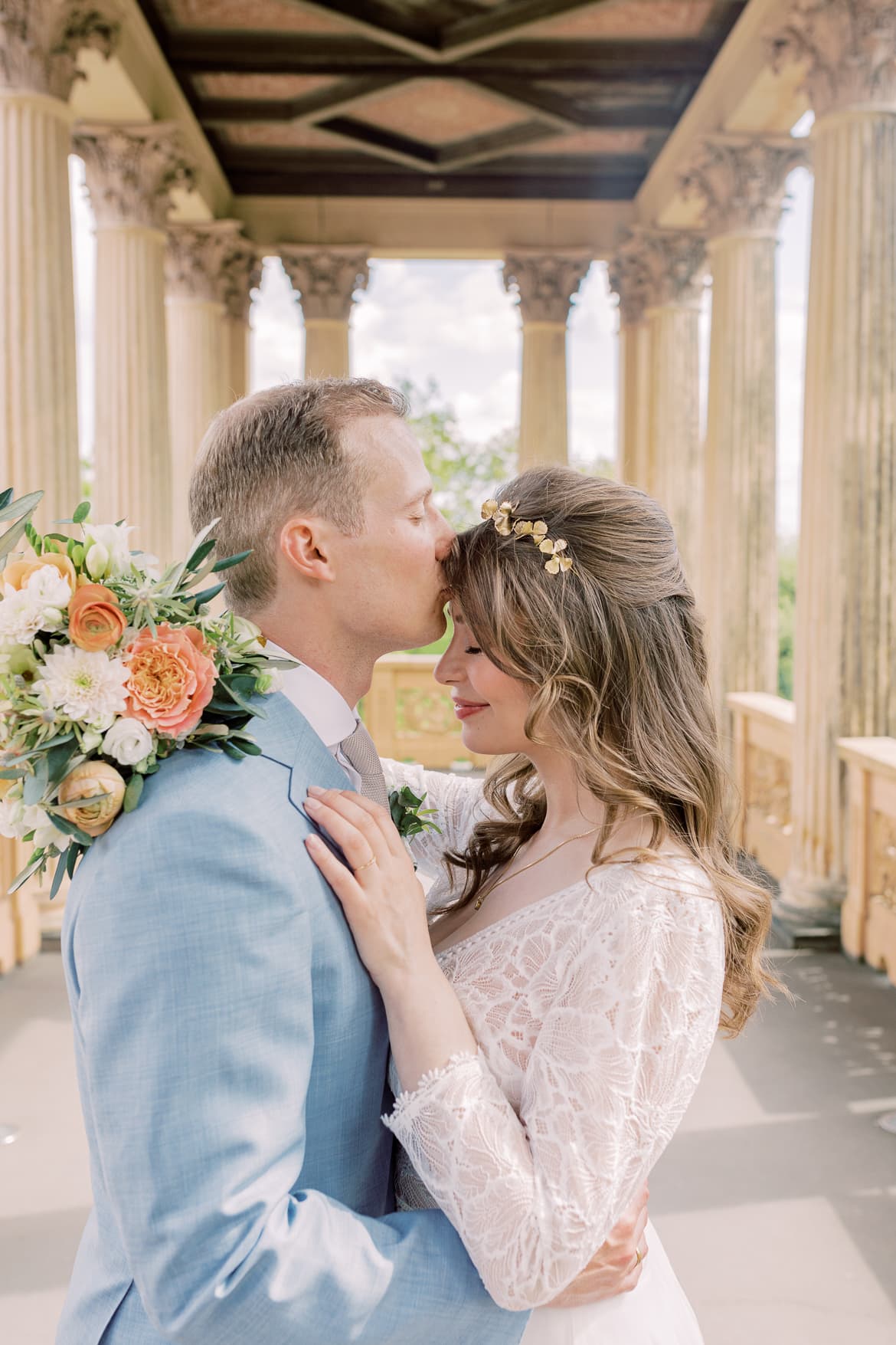 Bräutigam küsst seine Braut auf die Stirn zur Hochzeit im Belvedere auf dem Pfingstberg Potsdam