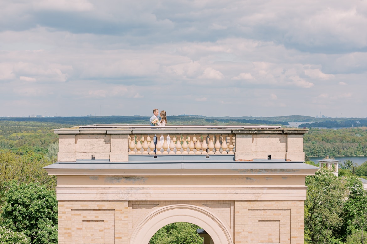 Brautpaar auf dem Turm vom Belvedere auf dem Pfingstberg Potsdam