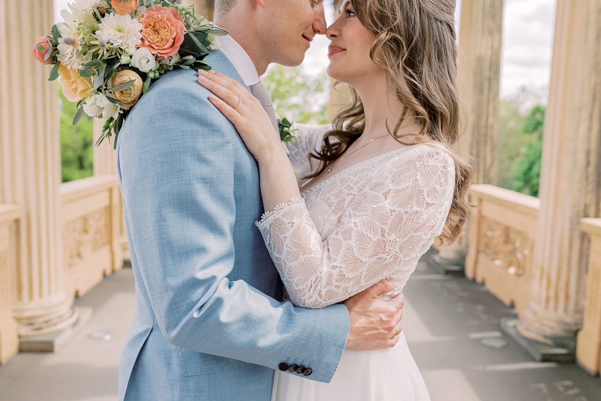 Brautpaar schmust zur Hochzeit im Belvedere auf dem Pfingstberg Potsdam