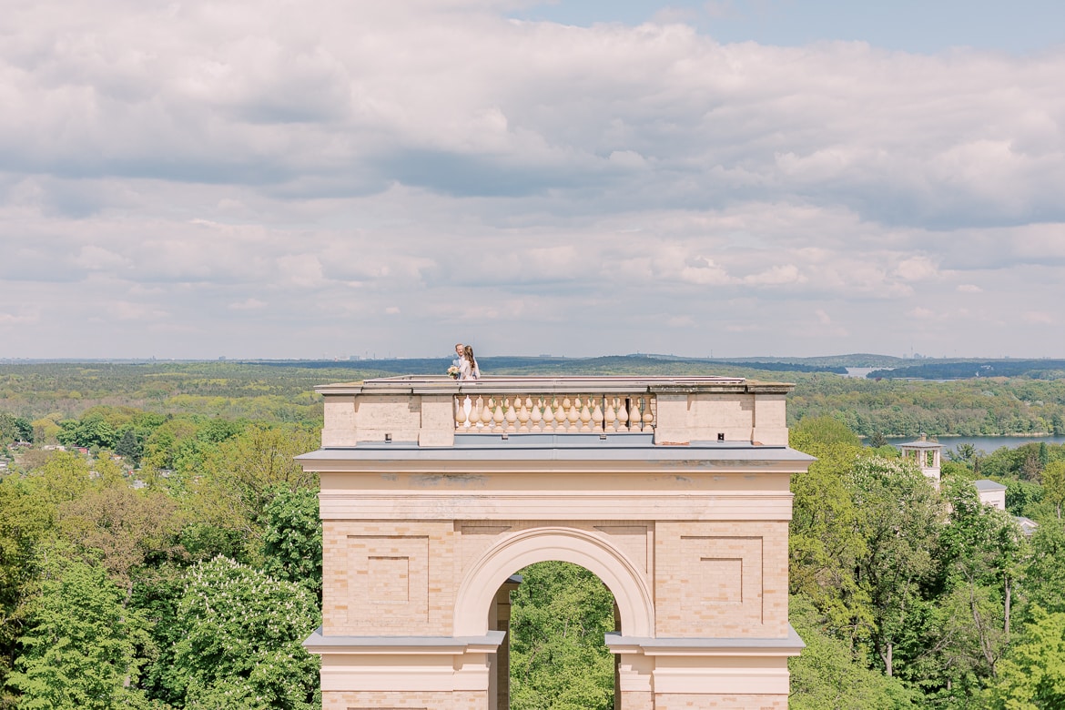 Brautpaar auf dem Turm vom Belvedere auf dem Pfingstberg Potsdam