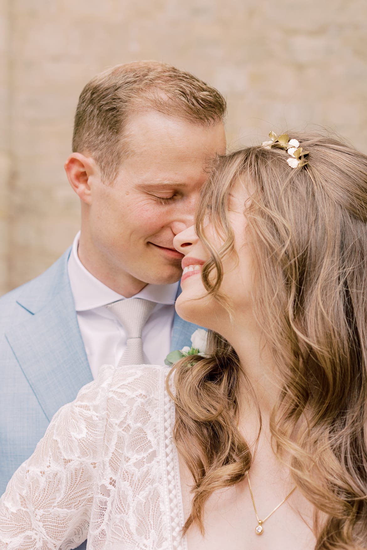 Brautpaar schmust zur Hochzeit im Belvedere auf dem Pfingstberg Potsdam