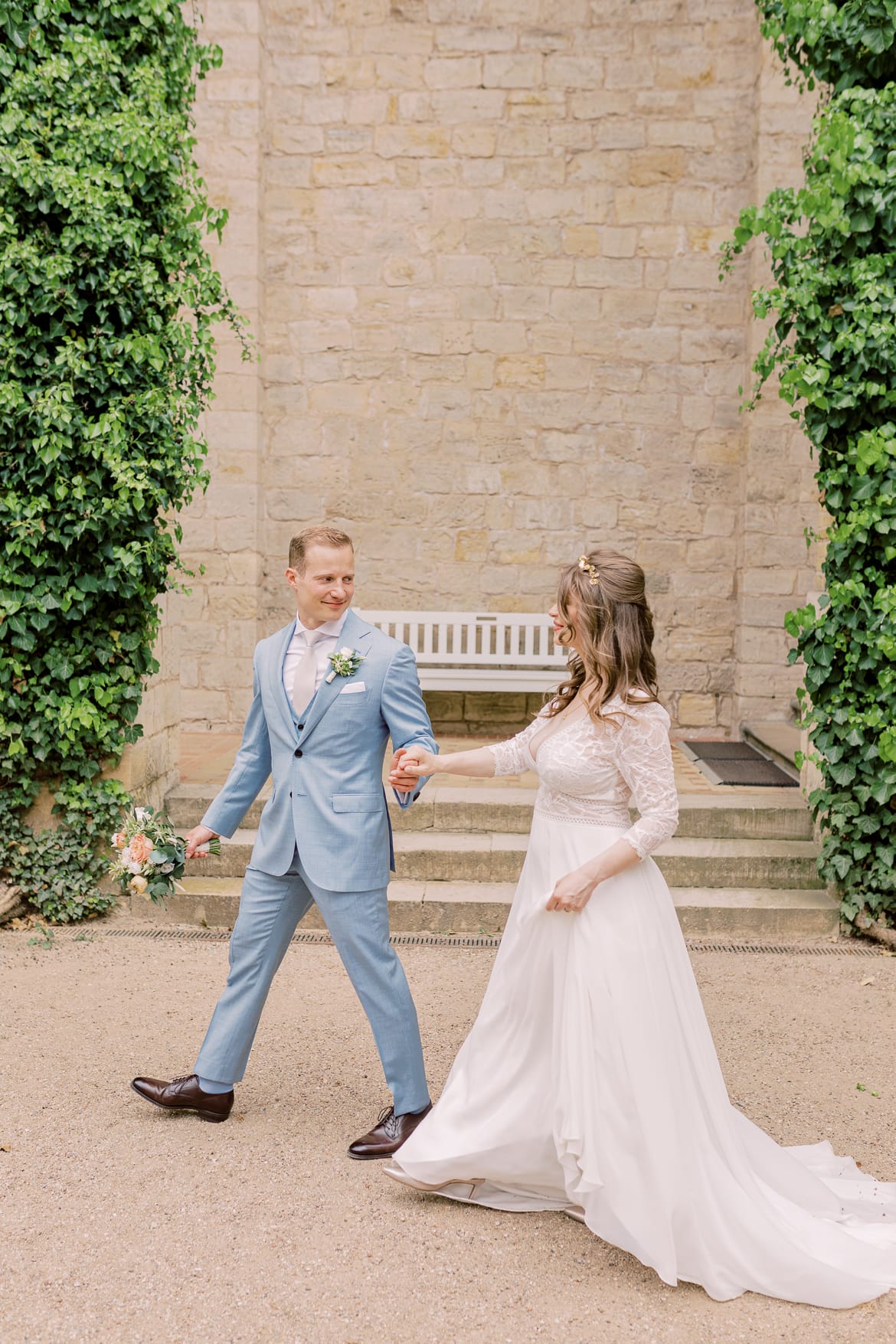 Bräutigam führt seine Braut zur Hochzeit im Belvedere auf dem Pfingstberg Potsdam