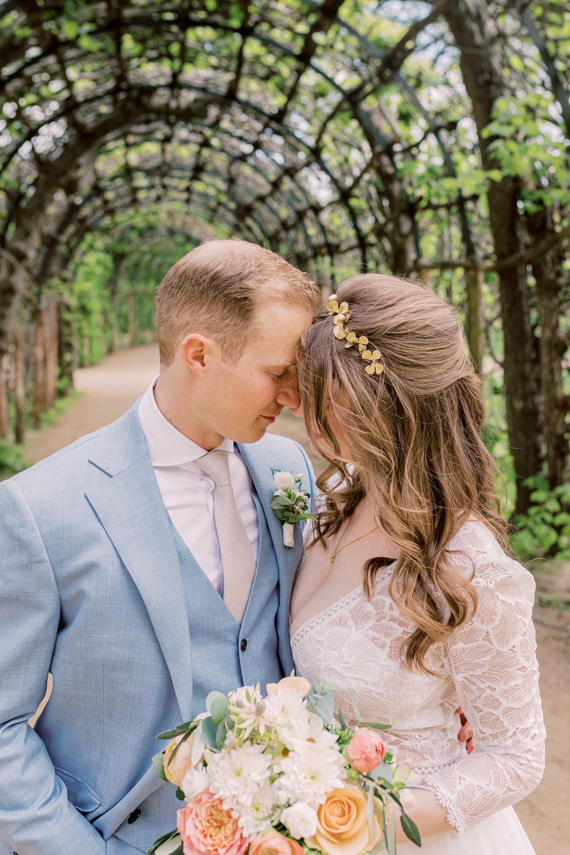 Brautpaar schmust zur Hochzeit im Belvedere auf dem Pfingstberg Potsdam