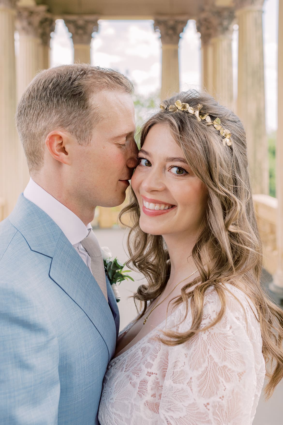 Brautpaar schmust zur Hochzeit im Belvedere auf dem Pfingstberg Potsdam