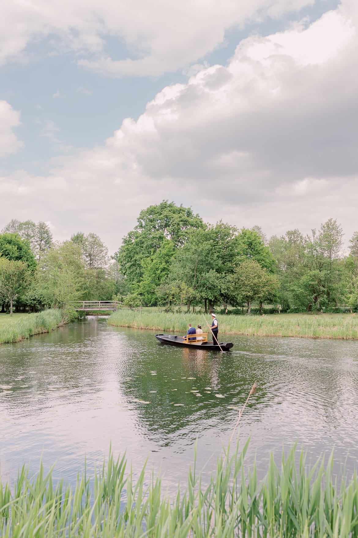 Brautpaar fährt mit dem Kahn im Spreewald