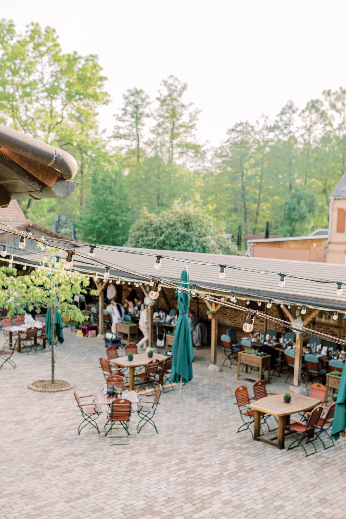 Innenhof der Stork Club Whiskey Destille