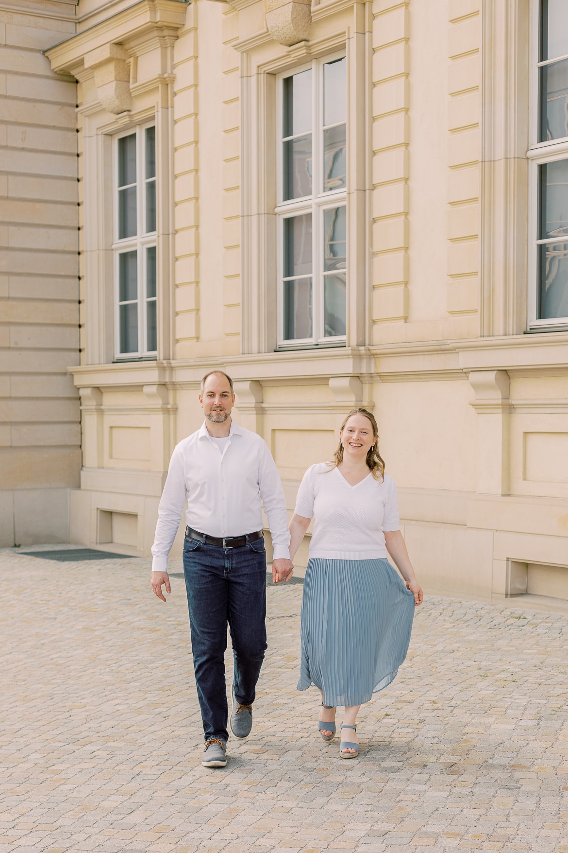 Ein Pärchen spaziert vor dem Berliner Stadtschloss