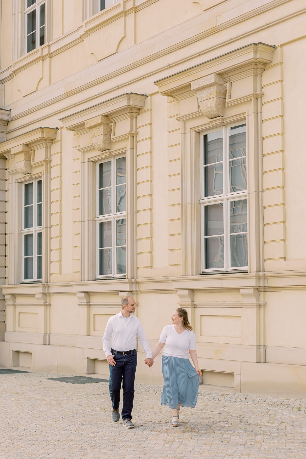 Ein Pärchen spaziert vor dem Berliner Stadtschloss