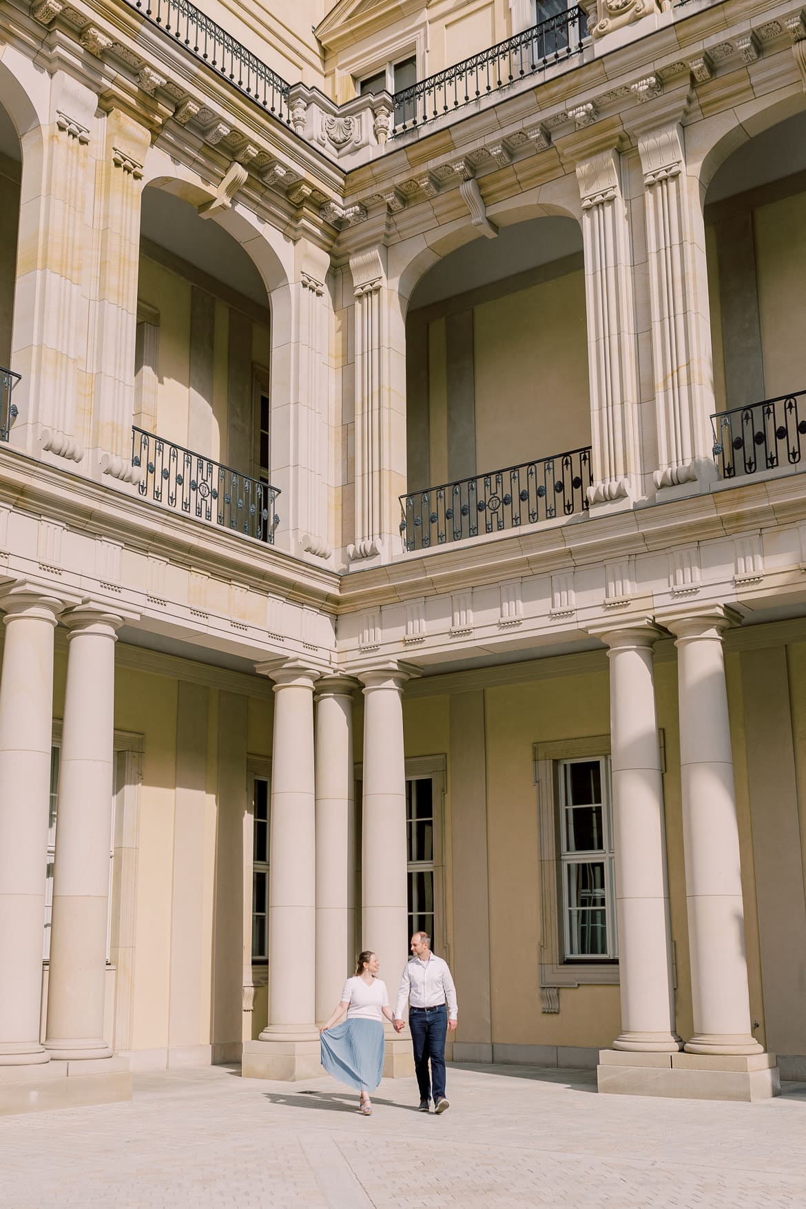 Ein Paar umarmt sich im Innenhof vom Berliner Stadtschloss