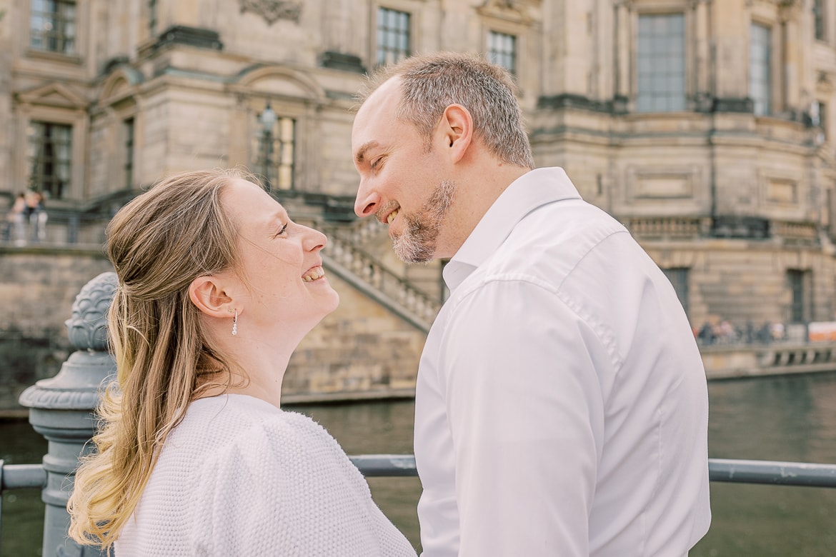 Ein Pärchen kuschelt vor dem Berliner Dom