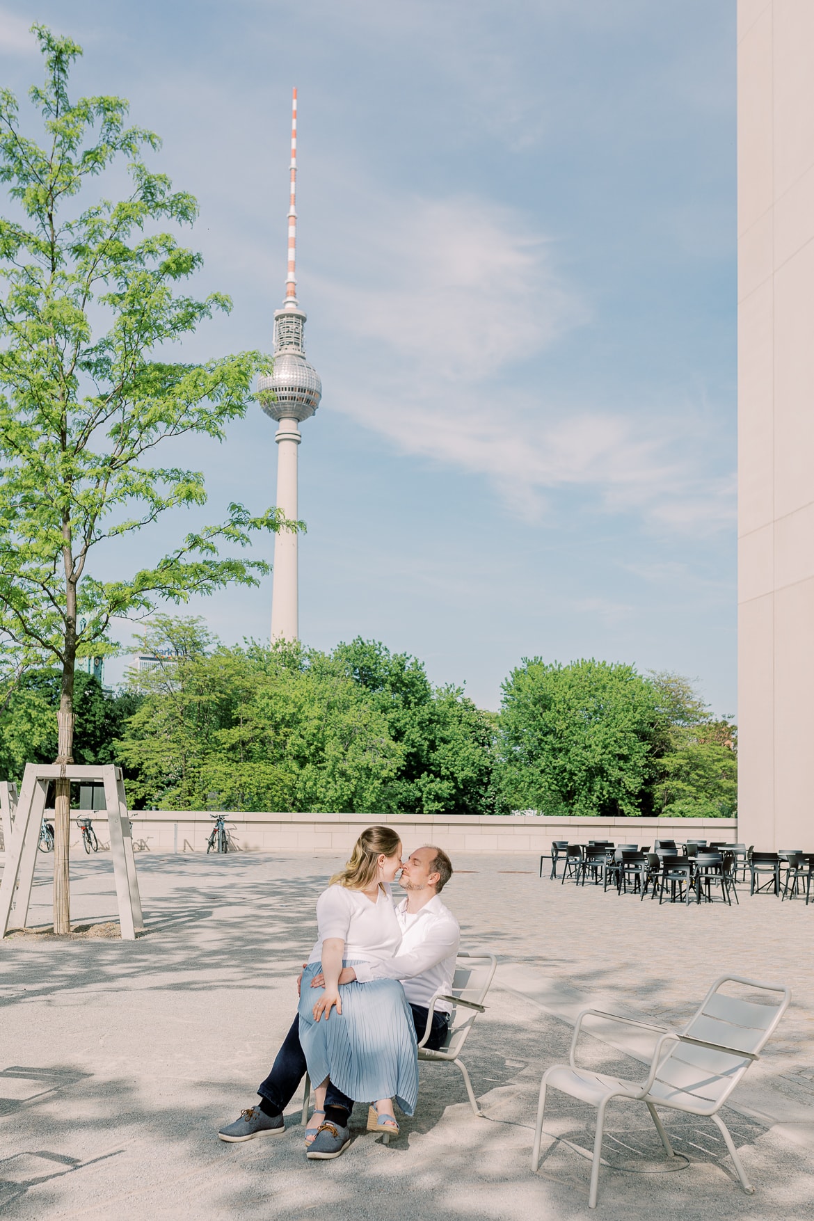 Ein Pärchen vor dem Berliner Stadtschloss mit dem Fernsehturm im Hintergrund