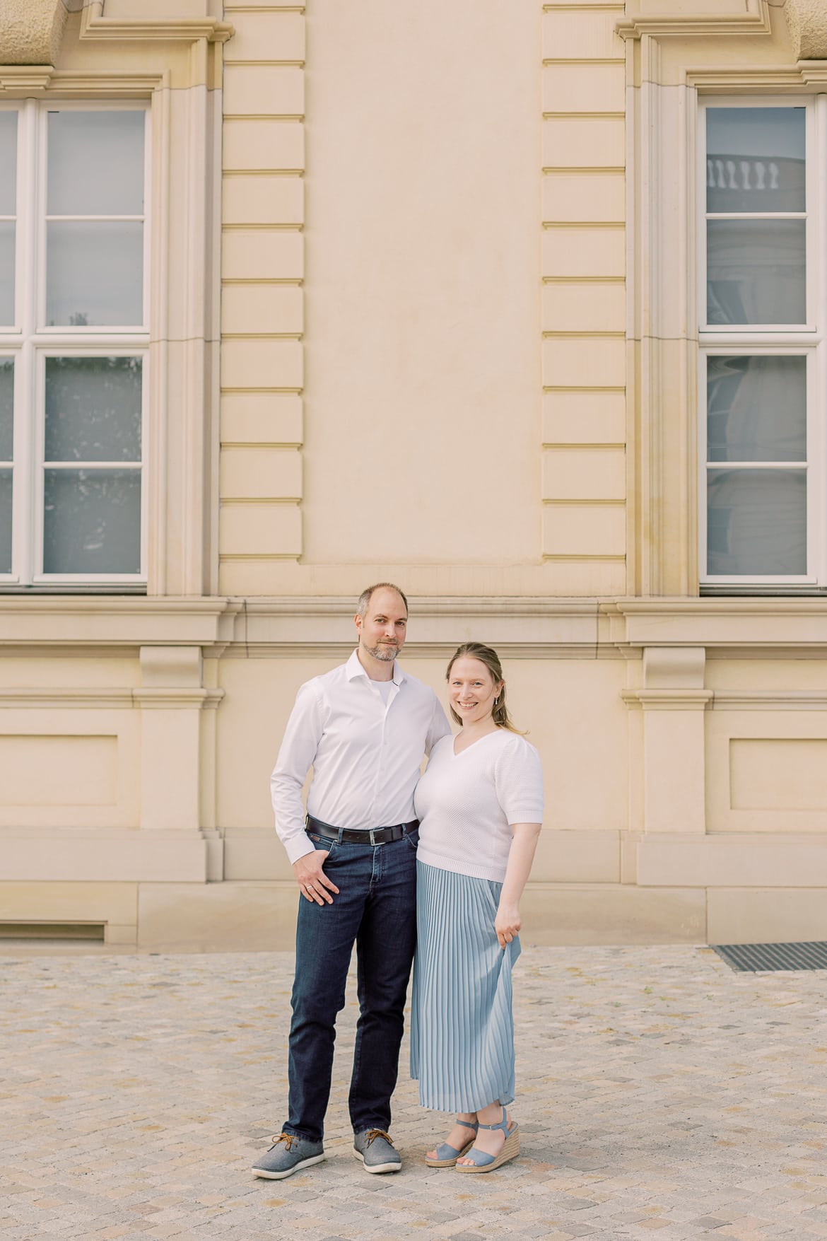 Ein Pärchen kuschelt vor dem Berliner Stadtschloss