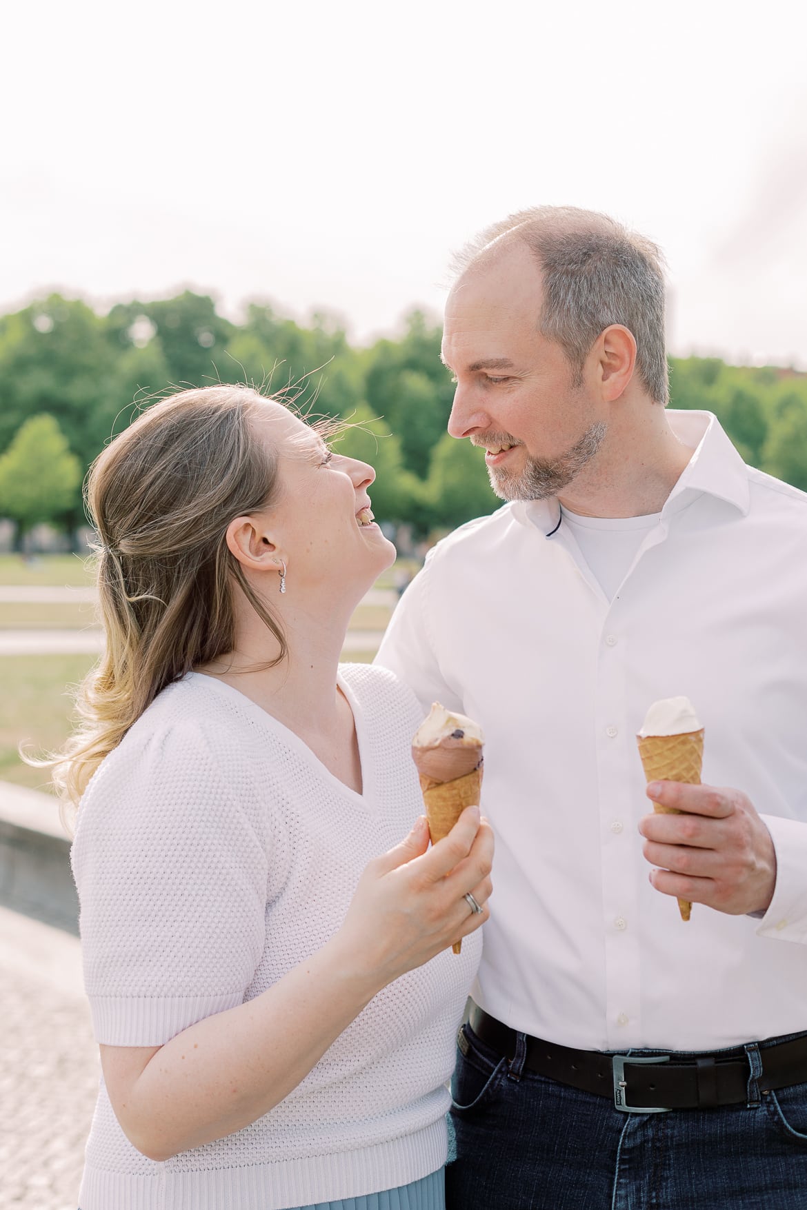 Ein Pärchen isst Eis in Berlin