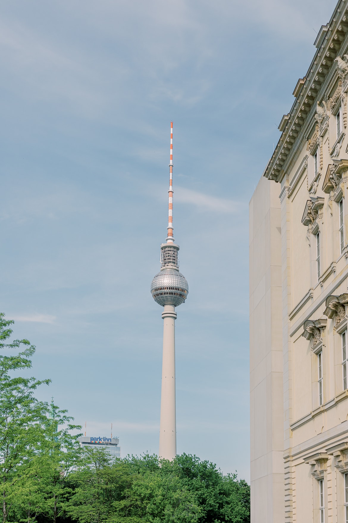 Berliner Fernsehturm im Hintergrund vom Berliner Stadtschloss