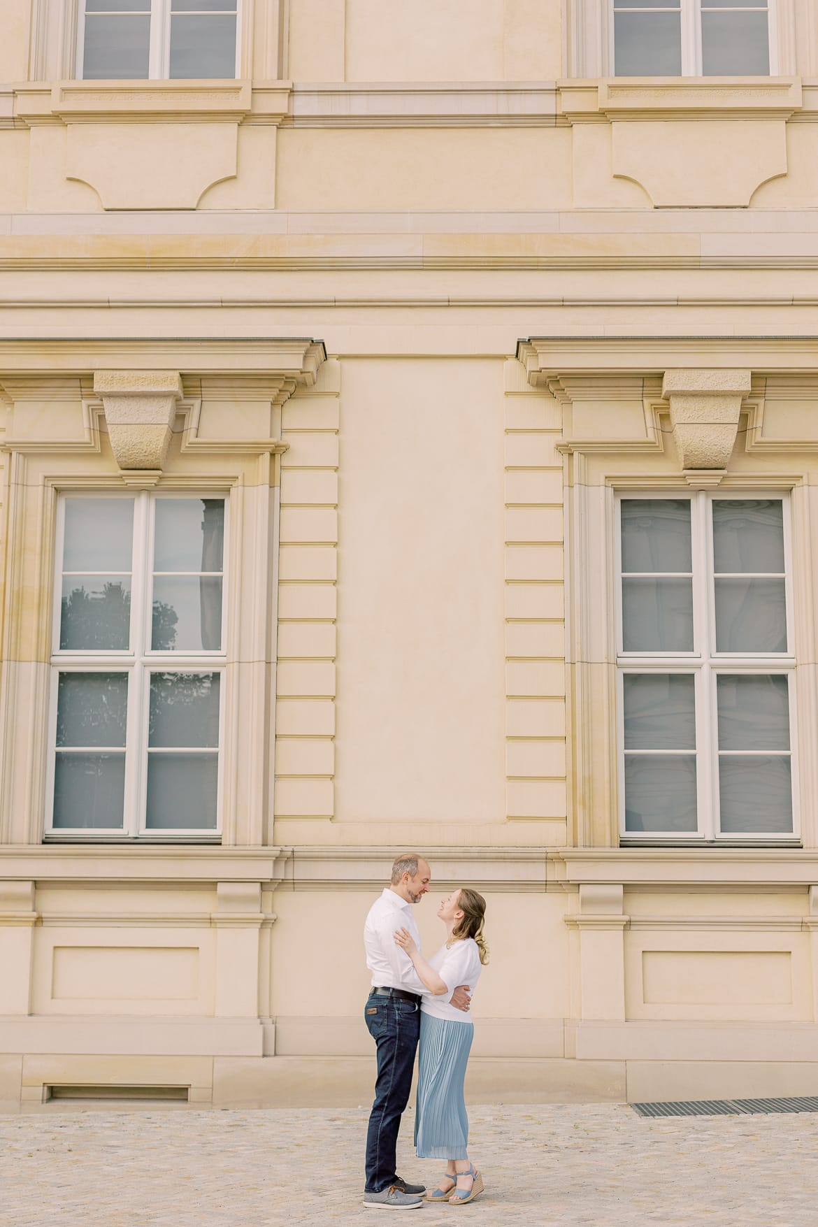 Ein Pärchen umarmt sich vor dem Berliner Stadtschloss