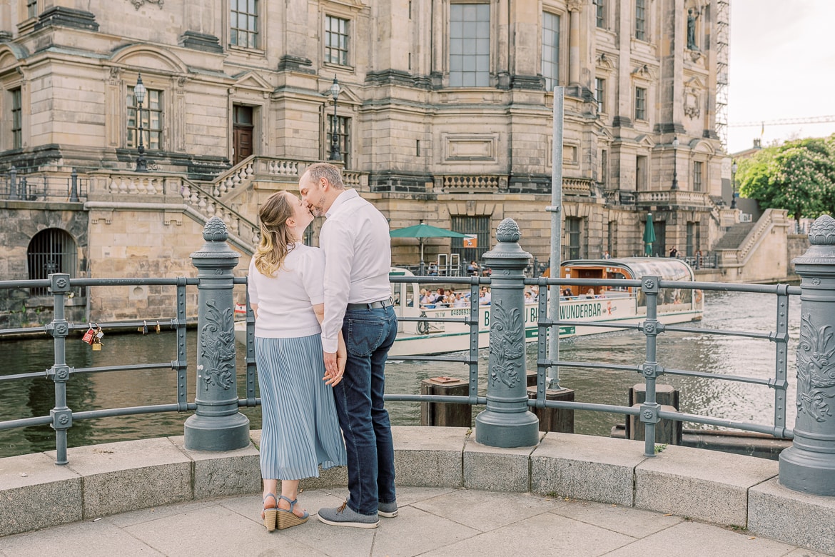 Ein Pärchen kuschelt vor dem Berliner Dom