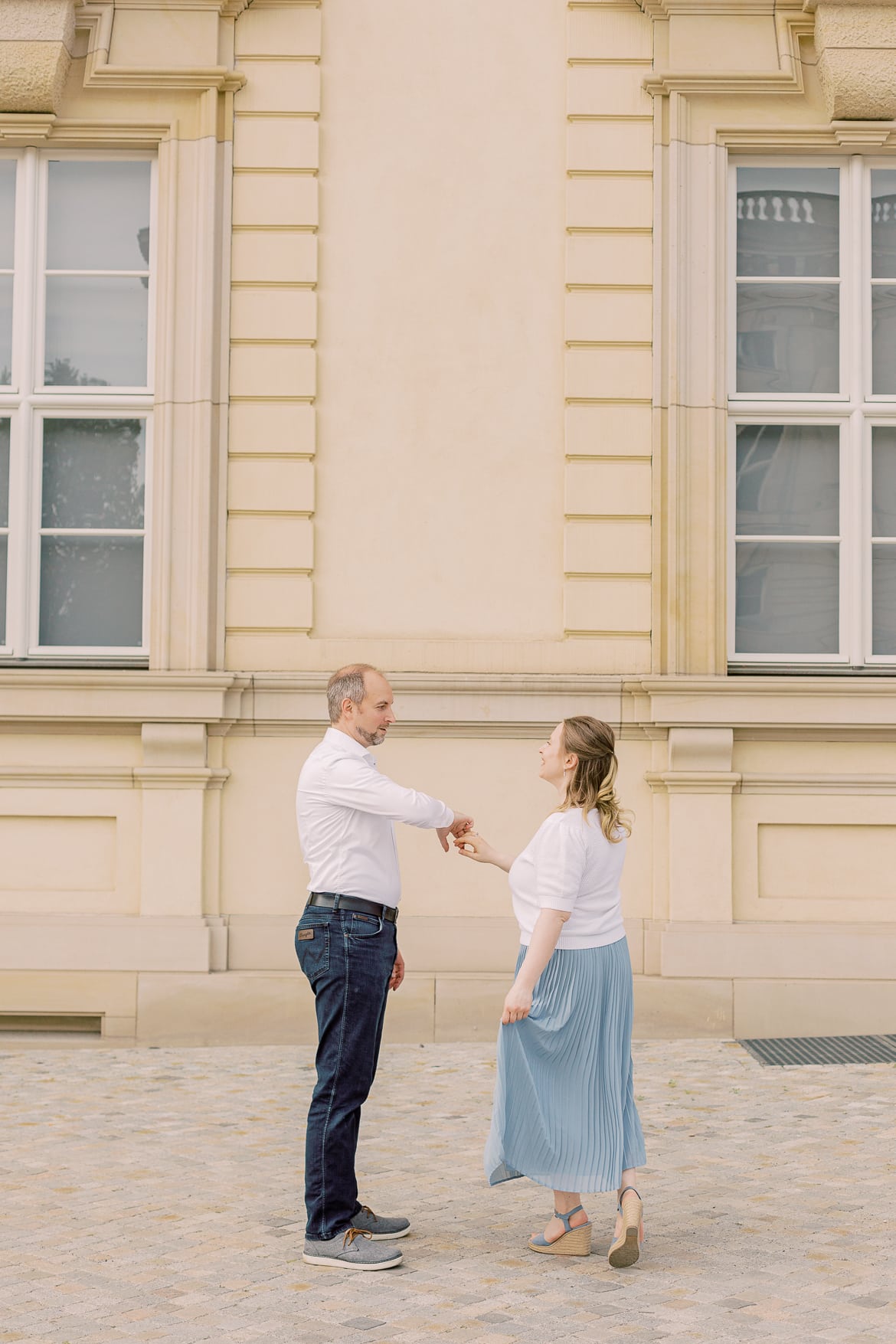 Ein Pärchen tanzt vor dem Berliner Stadtschloss