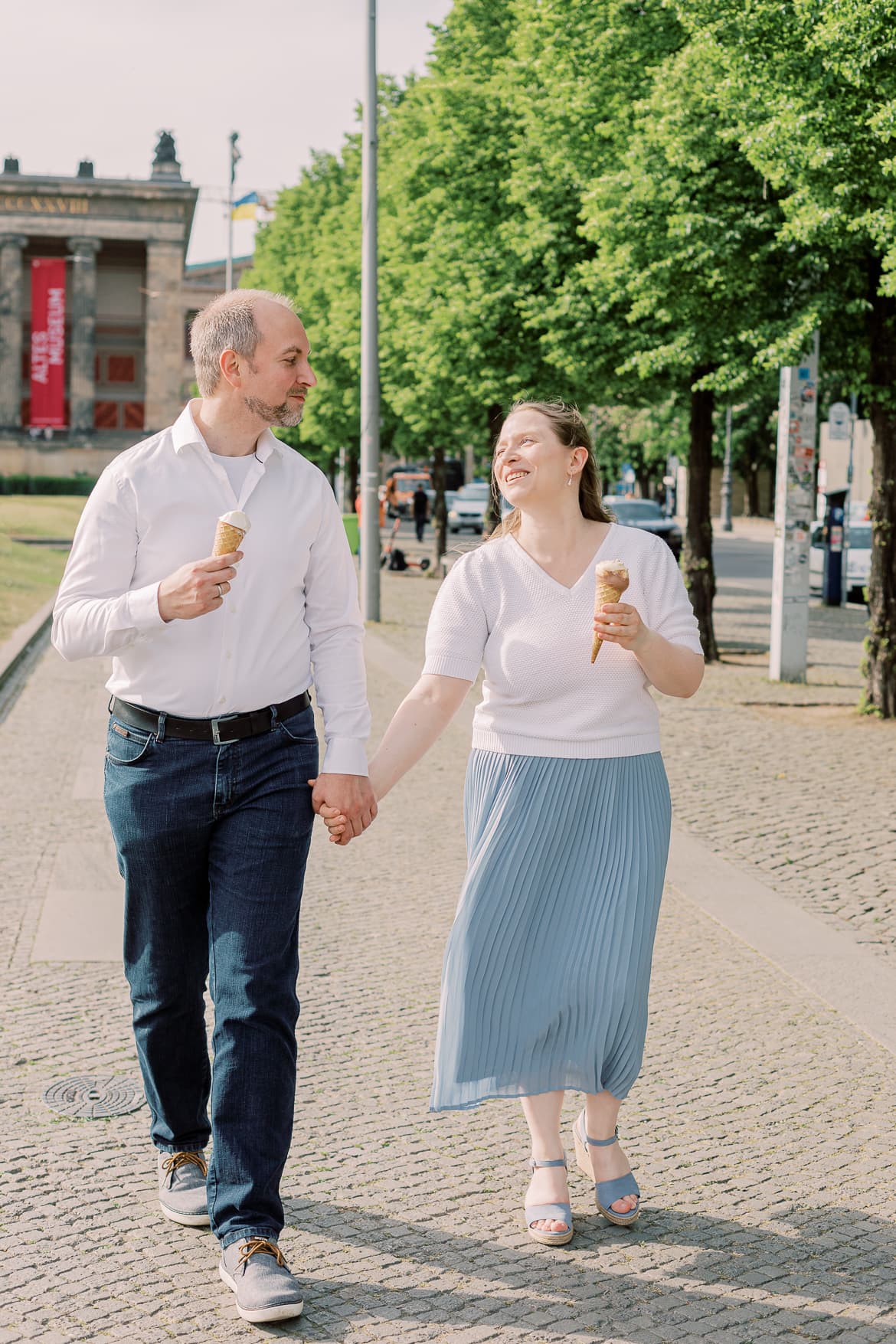 Ein Pärchen spaziert mit Eis in der Hand in Berlin