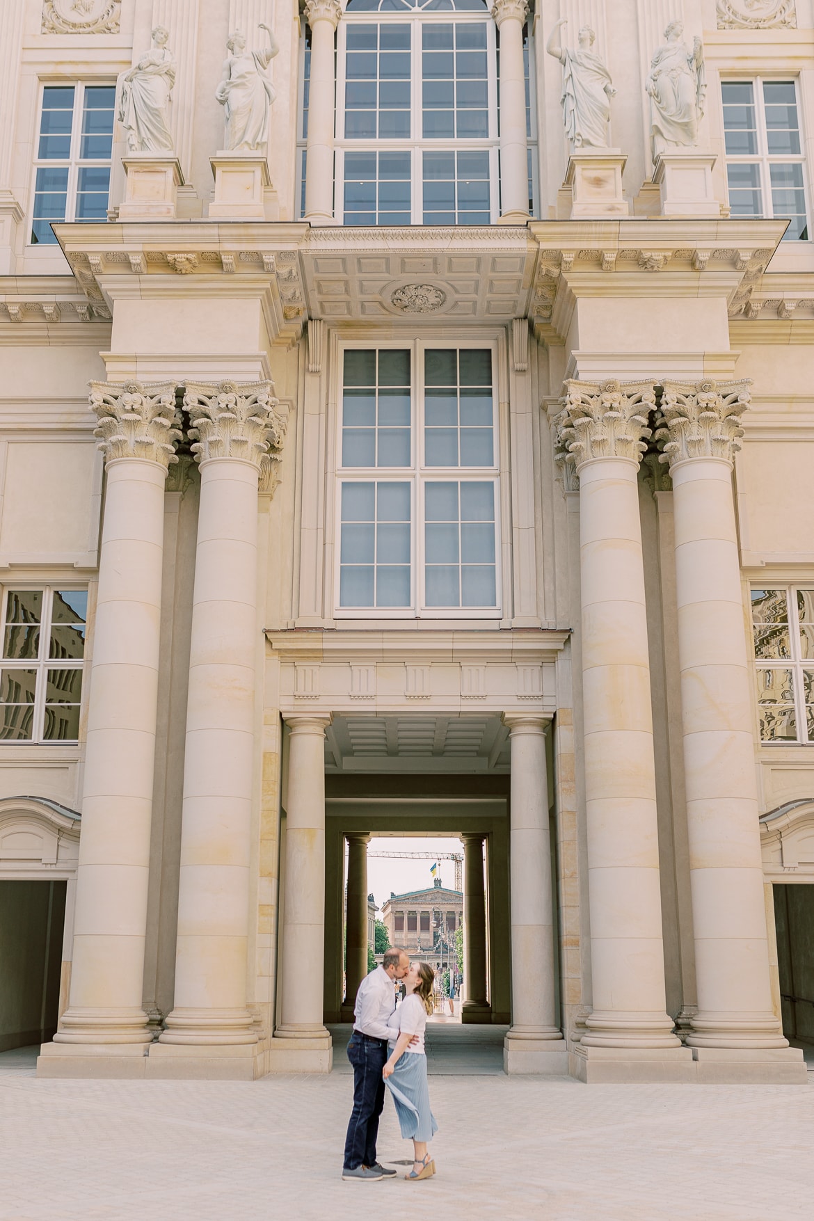 Ein Pärchen vor der Toreinfahrt vorm Berliner Stadtschloss