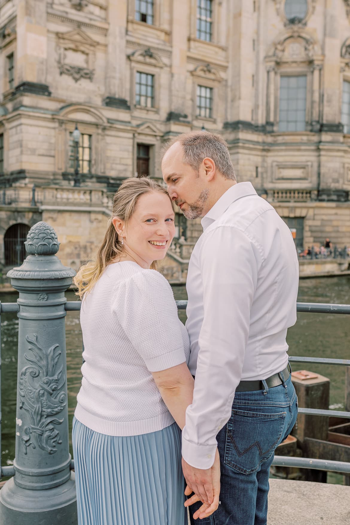 Ein Pärchen kuschelt vor dem Berliner Dom