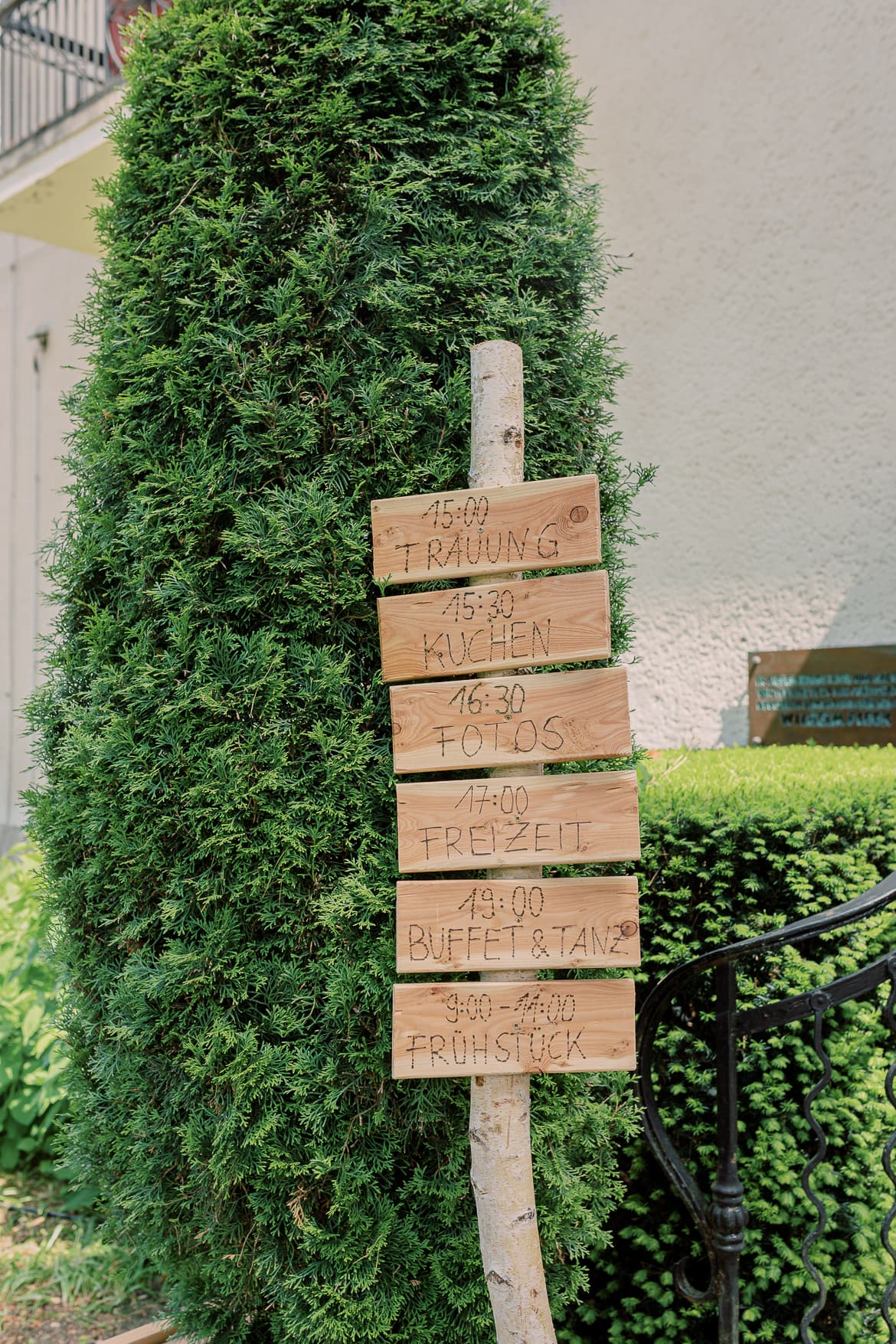 Hinweisschild mit Ablauf zur Hochzeit