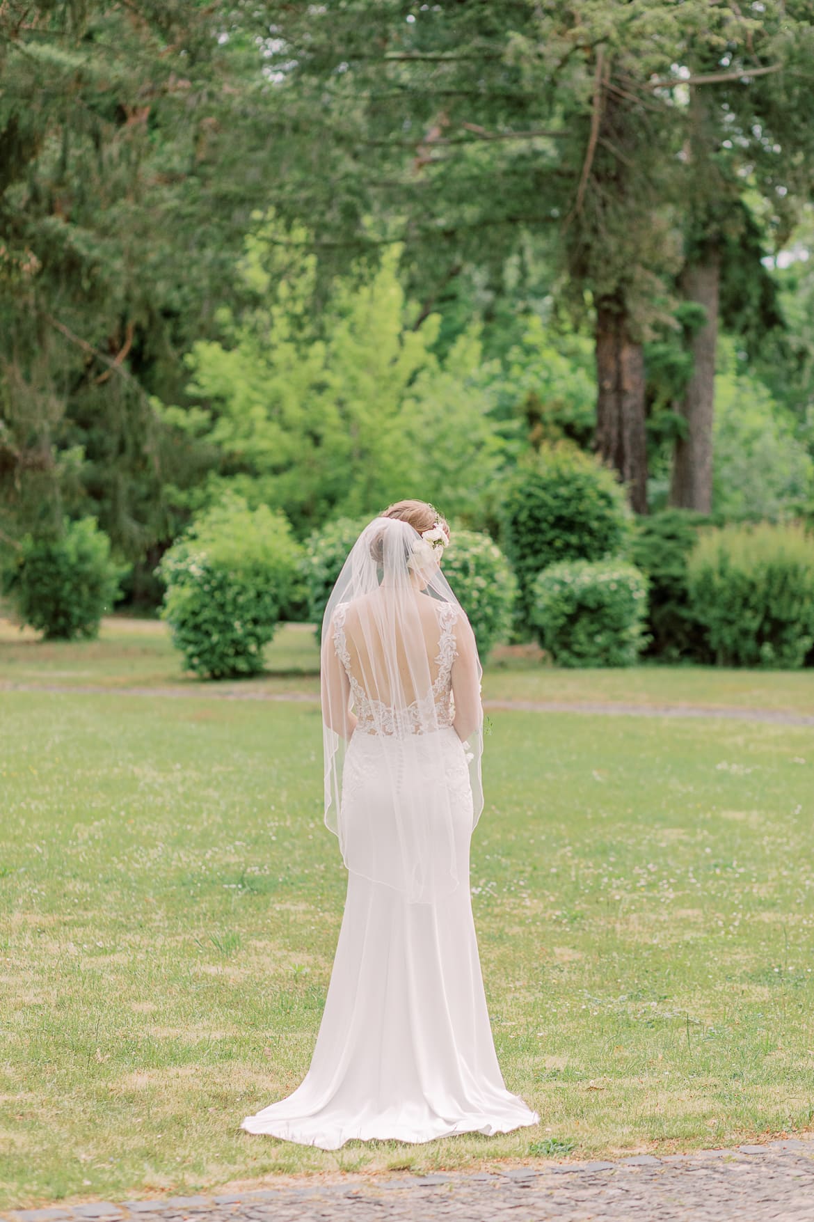 Portrait einer Braut auf einer Wiese