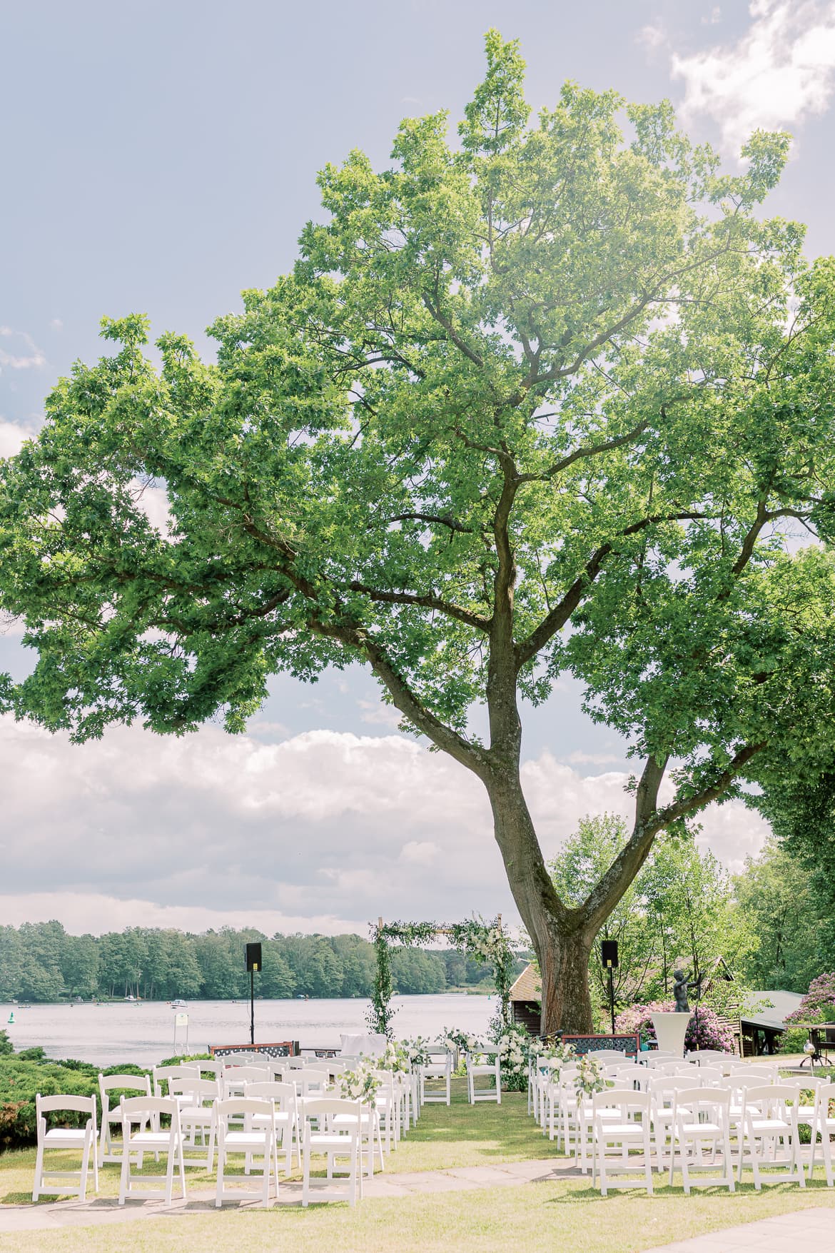 Stühle für die freie Trauung unter einer Eiche am See