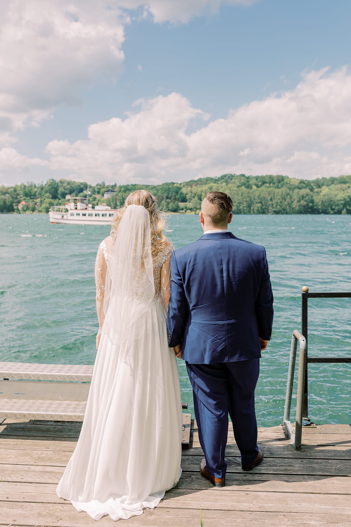 Brautpaar auf einem Steg an einem See