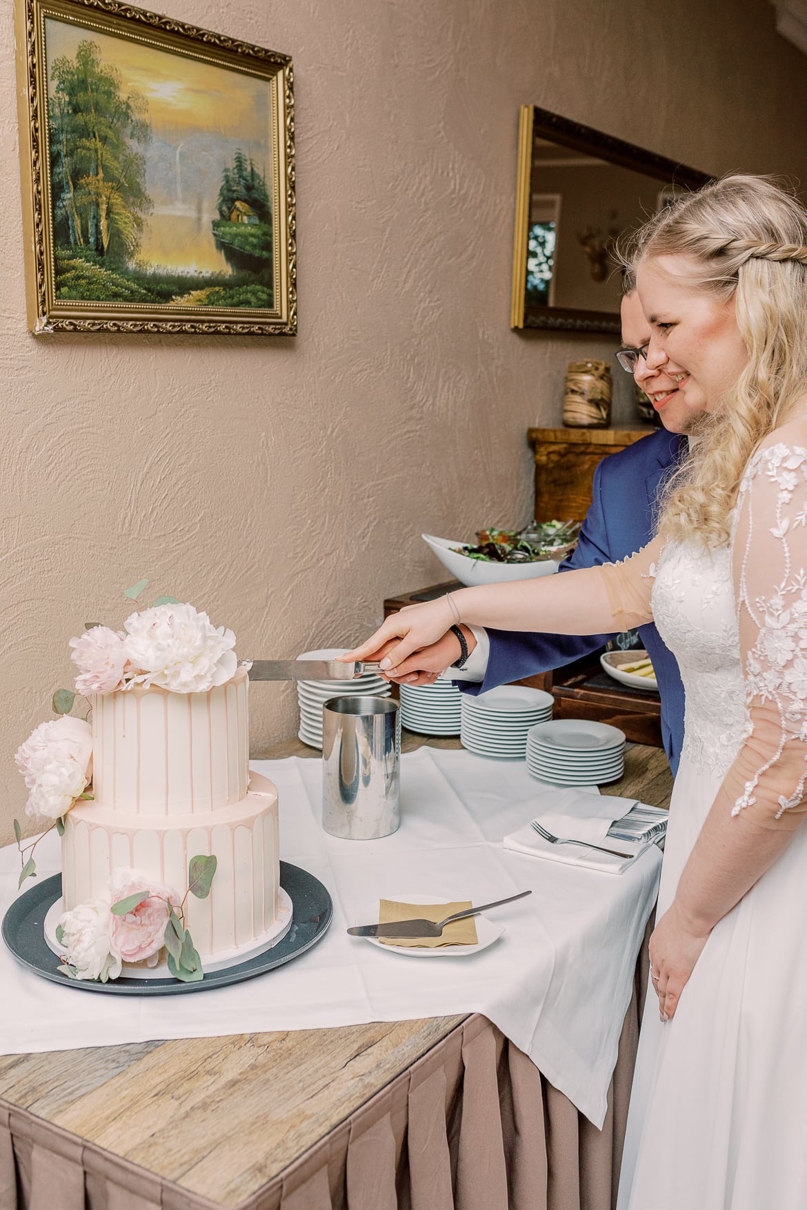 Brautpaar schneidet die Hochzeitstorte an