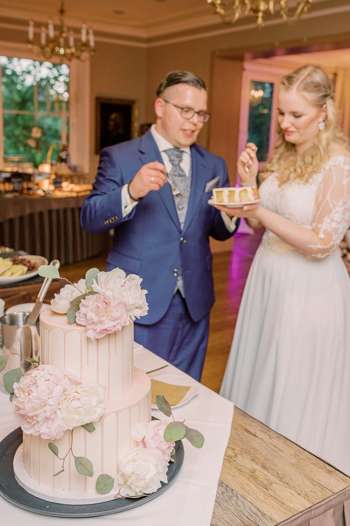 Brautpaar schneidet die Hochzeitstorte an