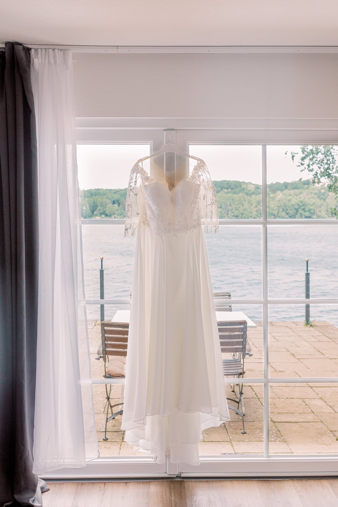 Das Brautkleid hängt im Fenster