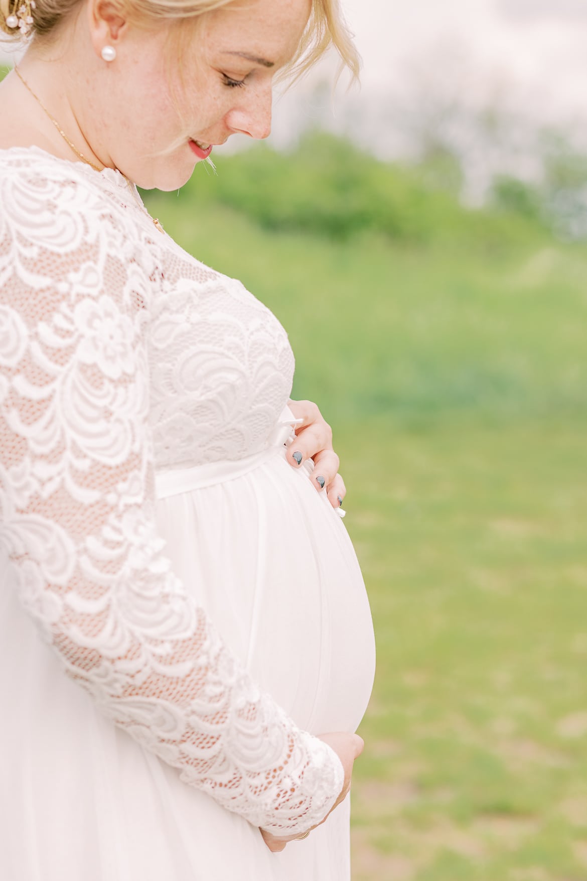 Mama hält ihren Babybauch