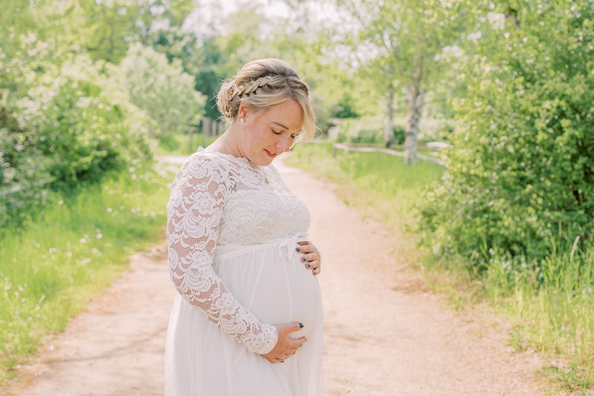 Werdende Mama schaut auf ihren Babybauch