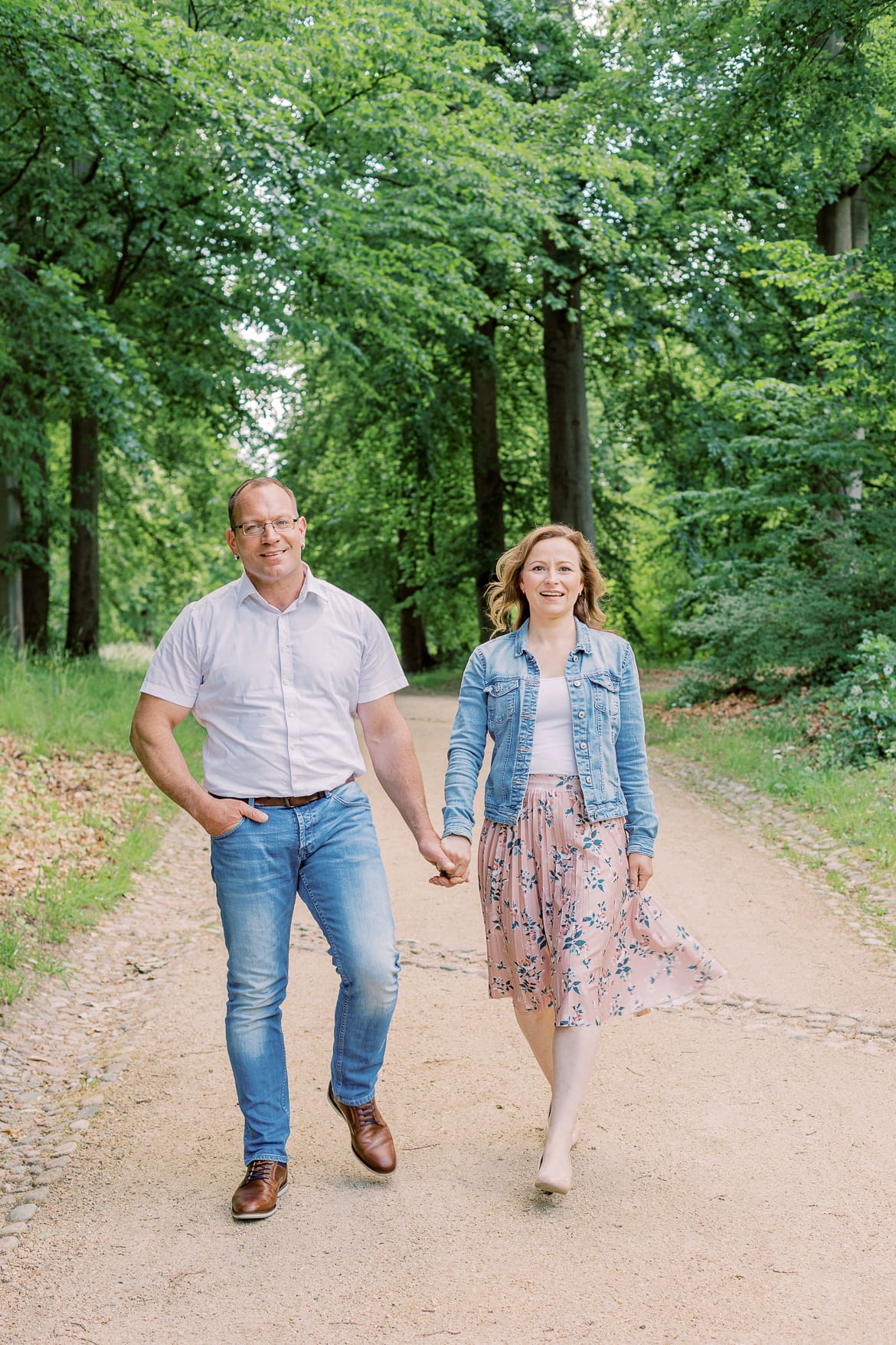 Ein Paar spaziert im Wald