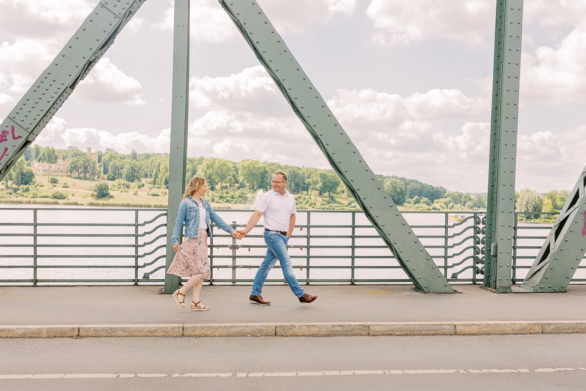 Ein Paar spaziert über die Glienicker Brücke