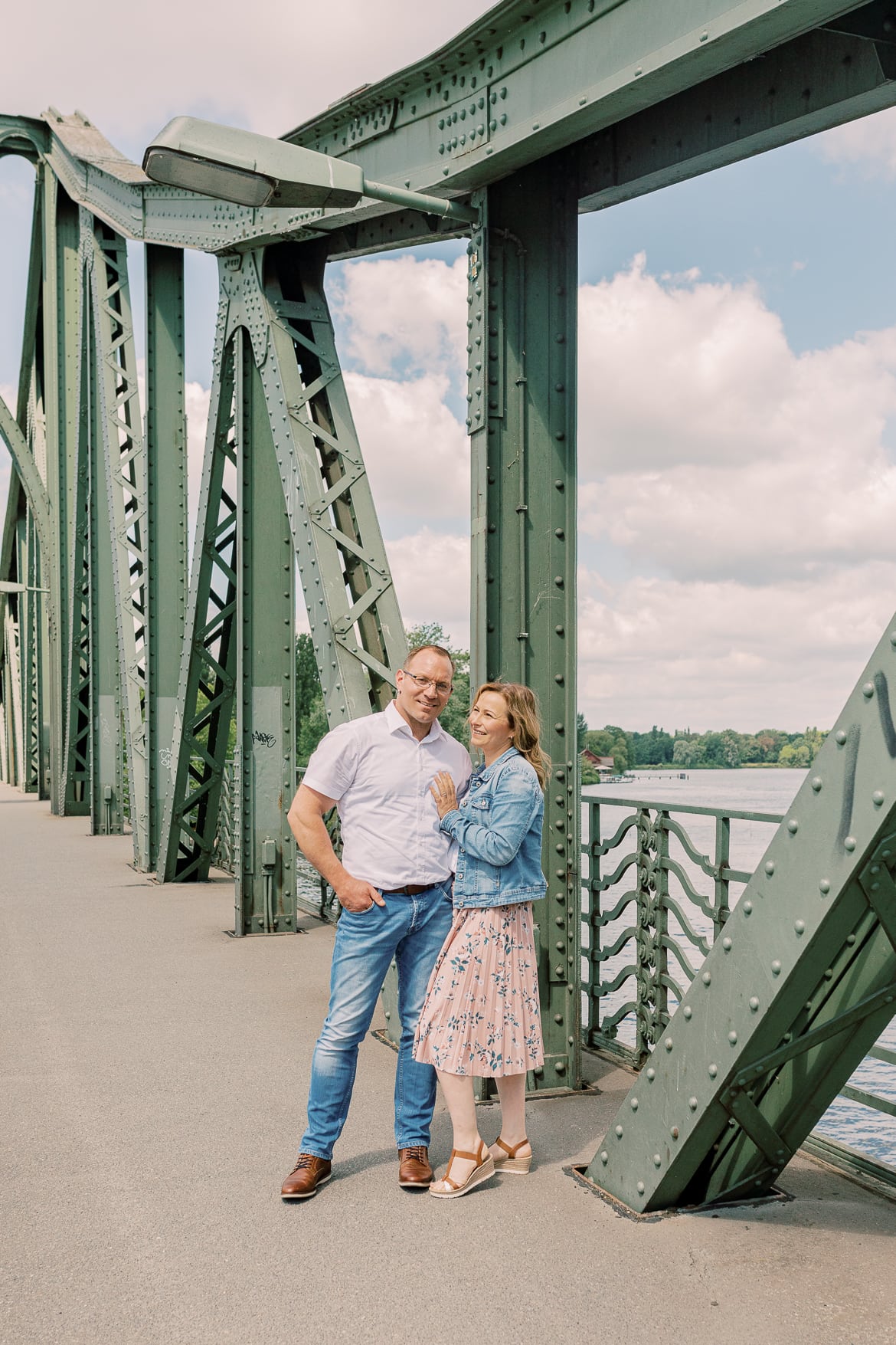 Ein Paar kuschelt auf der Glienicker Brücke