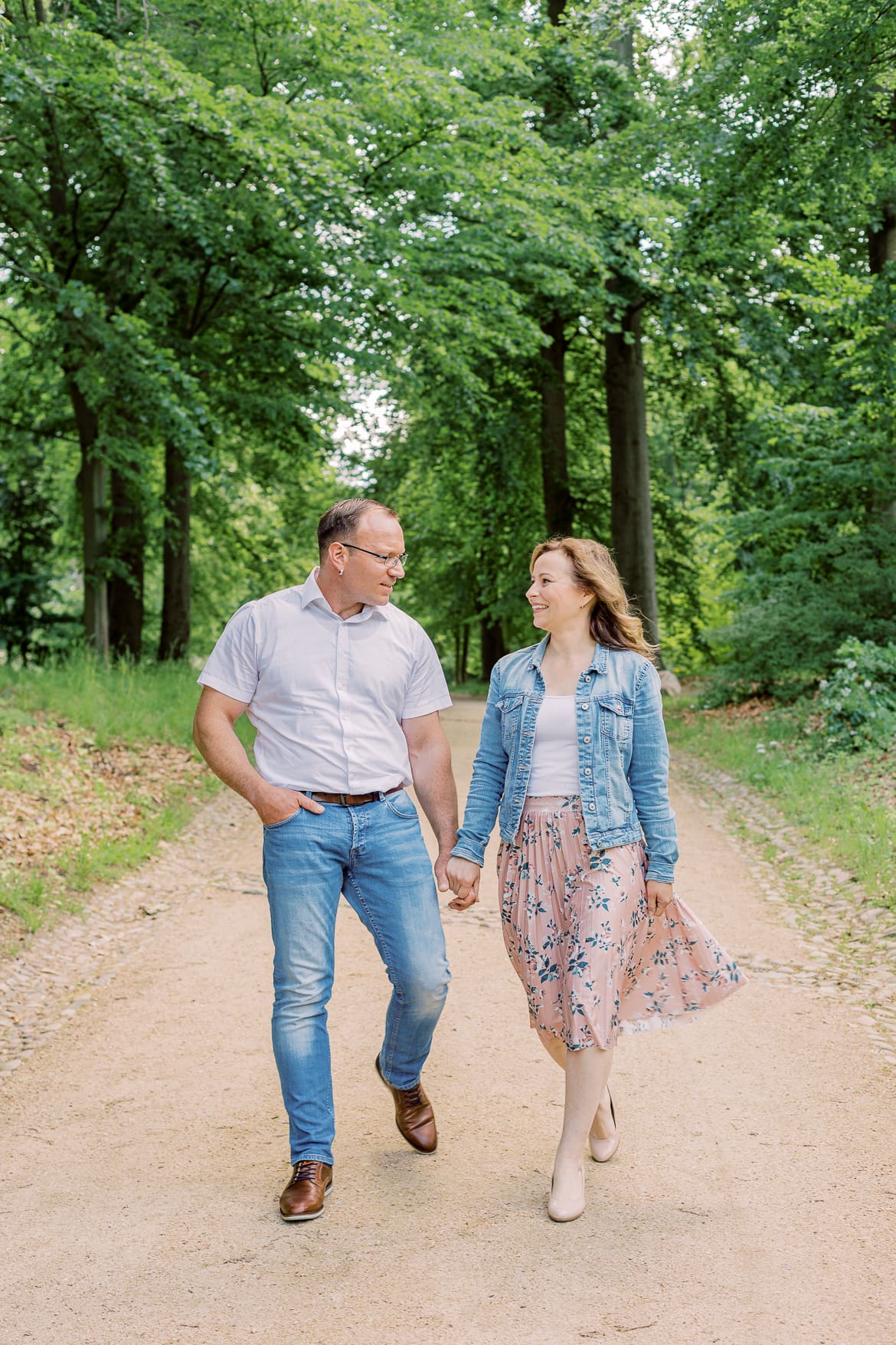 Ein Paar spaziert im Wald