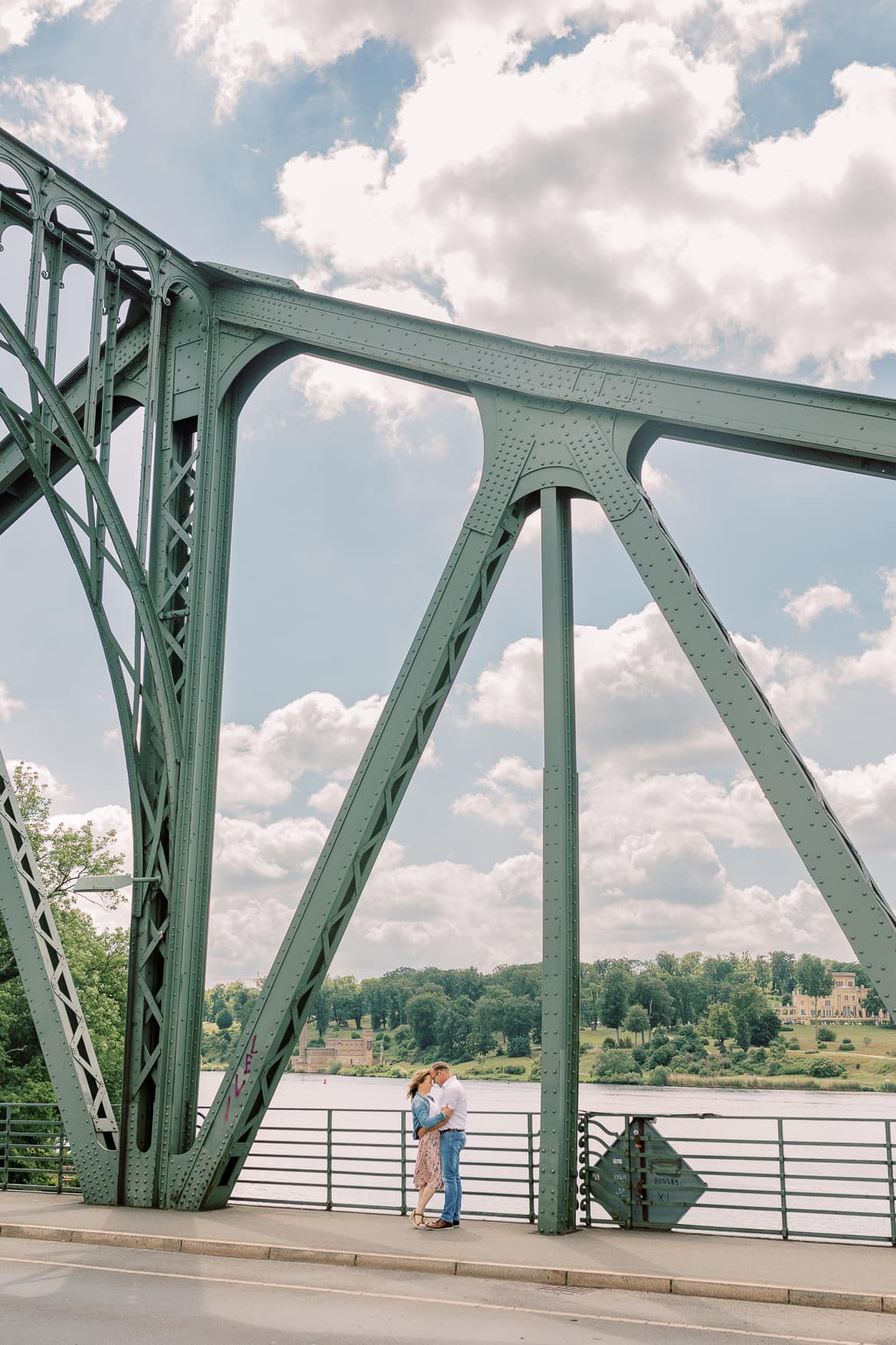 Ein Paar küsst sich auf der Glienicker Brücke