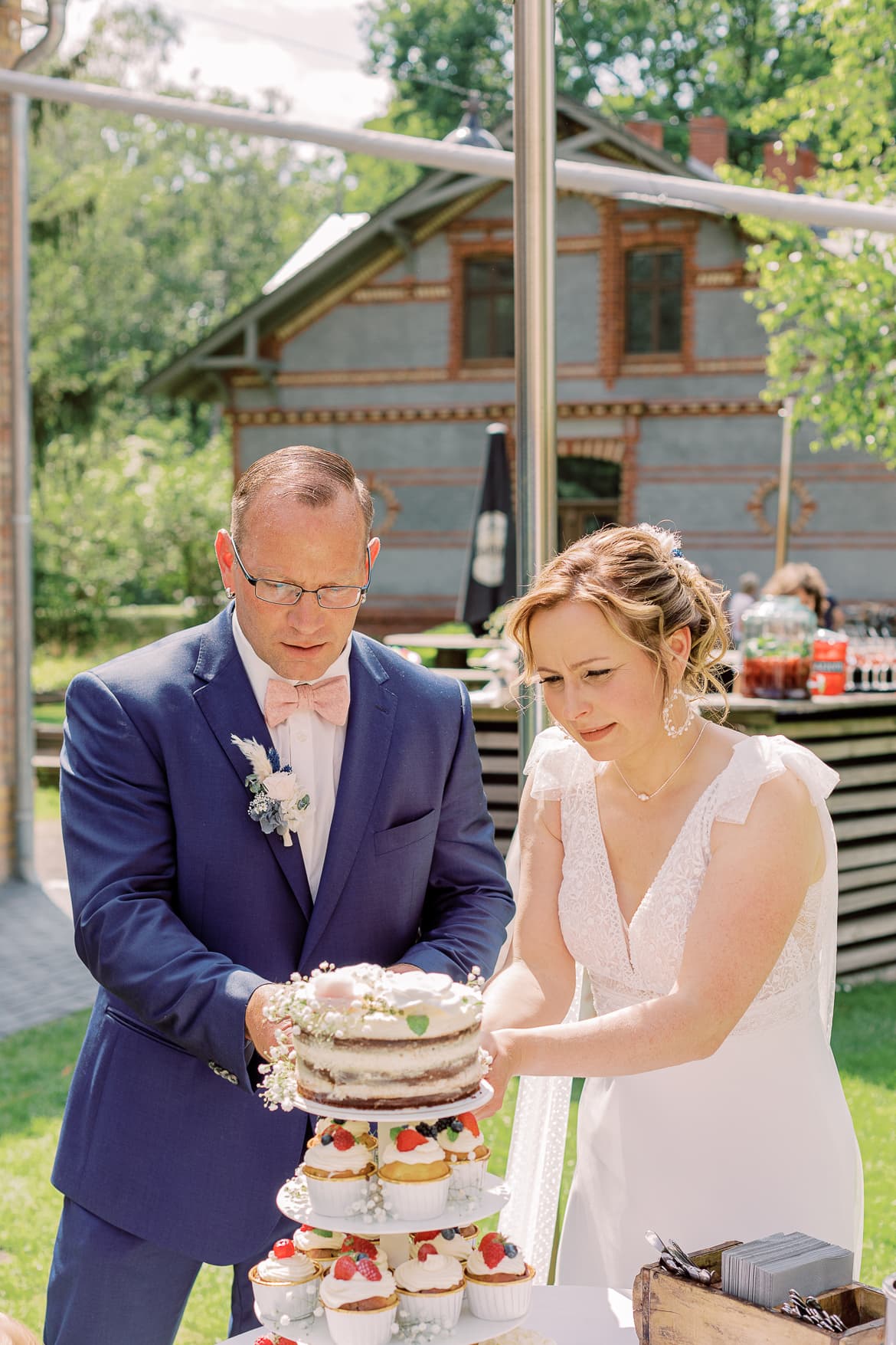 Brautpaar schneidet Hochzeitstorte an