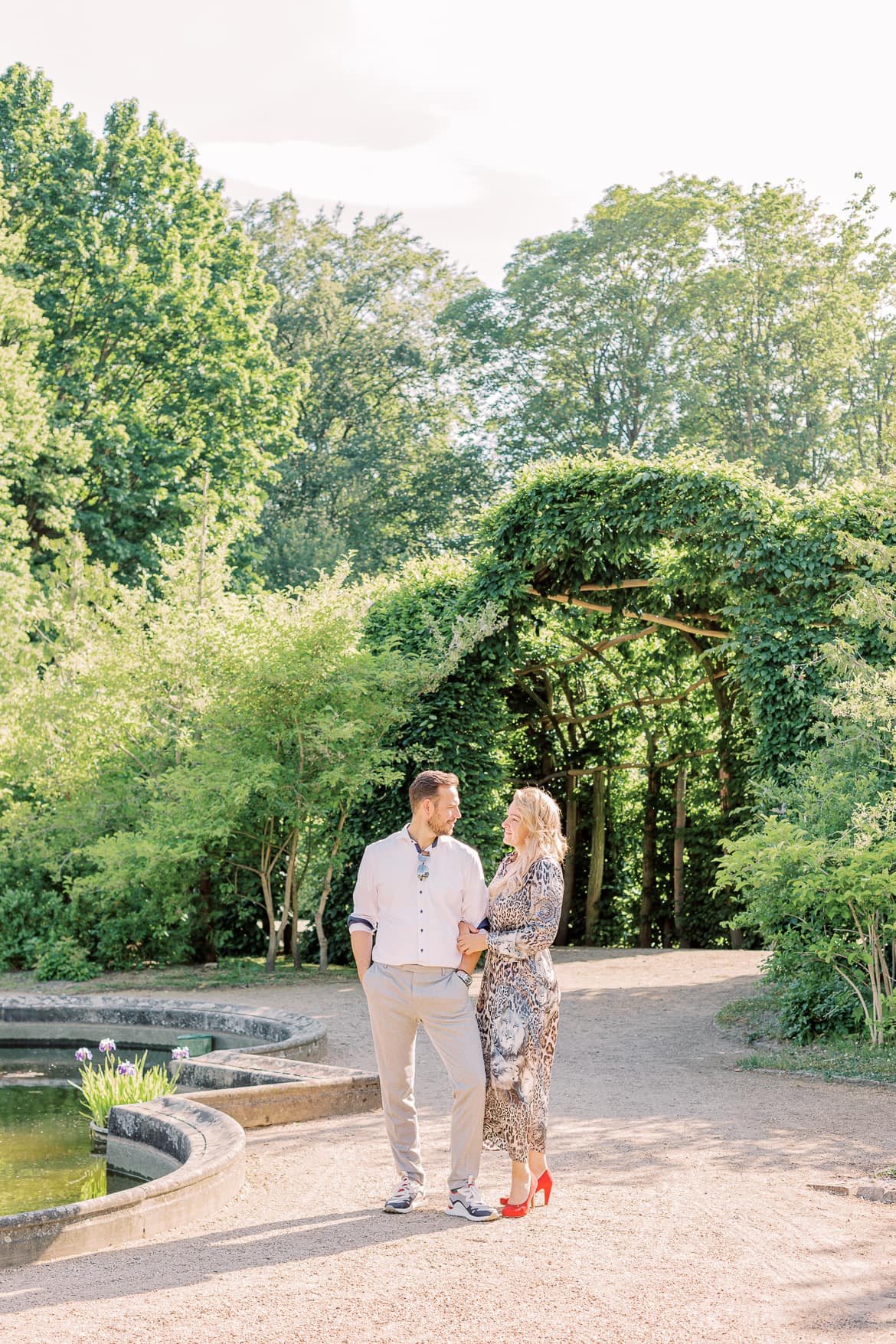 Paar kuschelt im Park