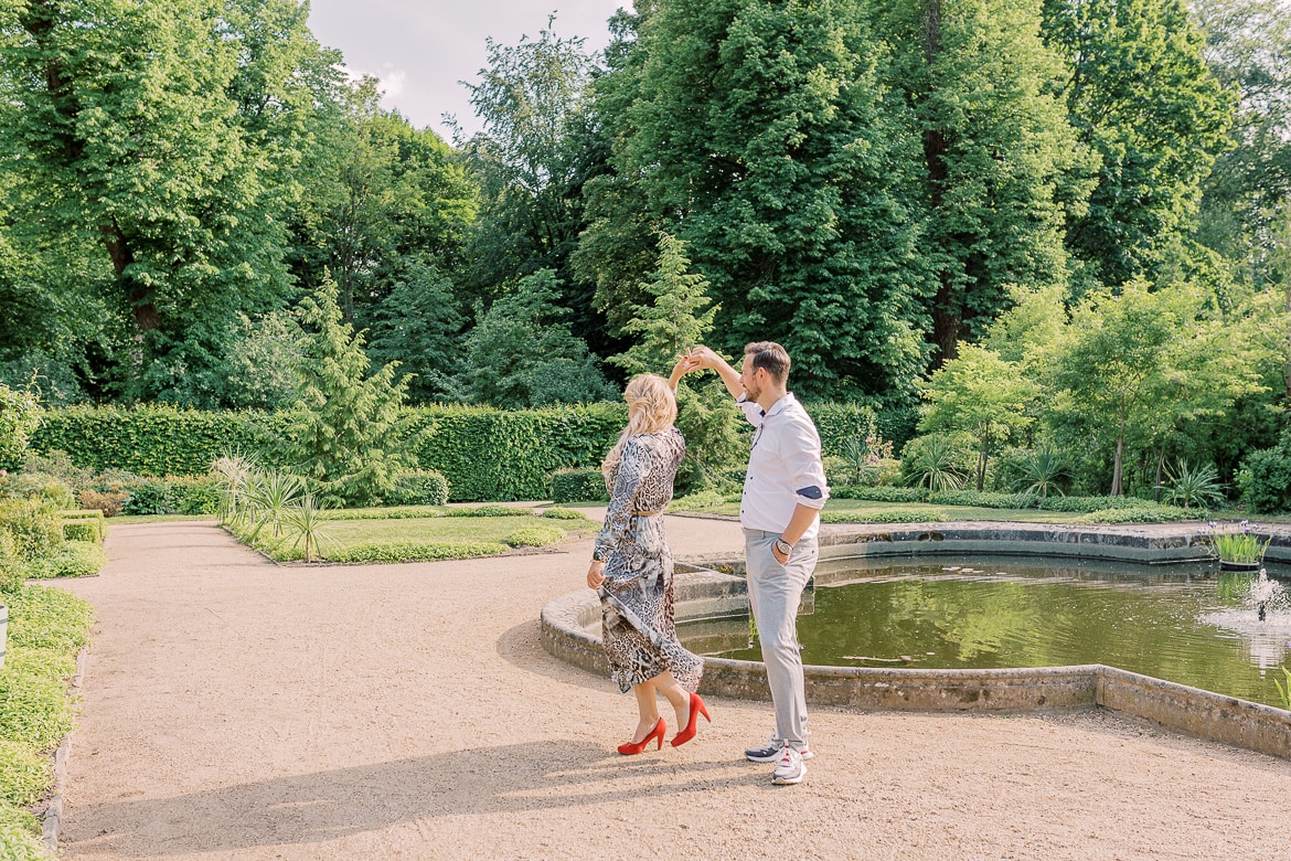 Paar tanzt im Park