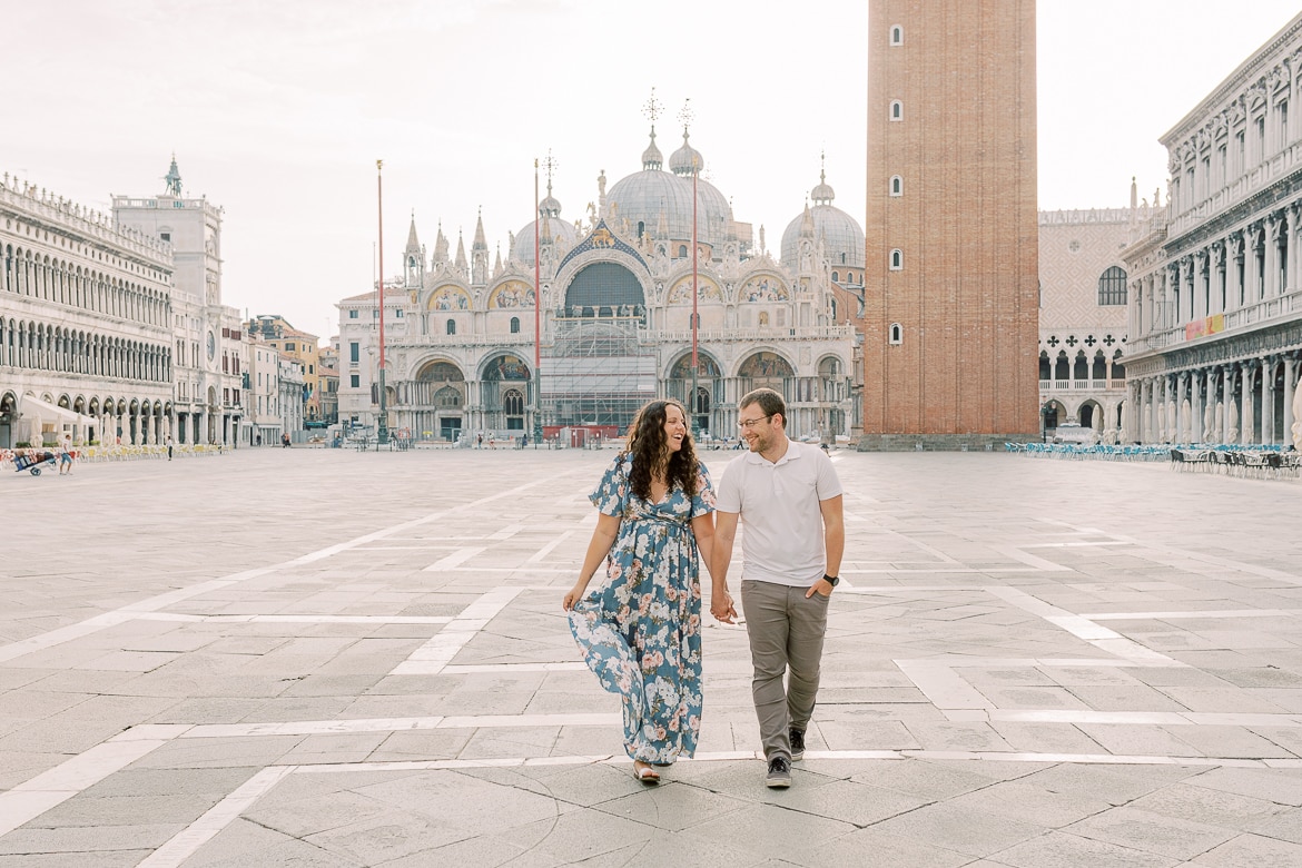 Pärchen läuft über den Markusplatz in Venedig