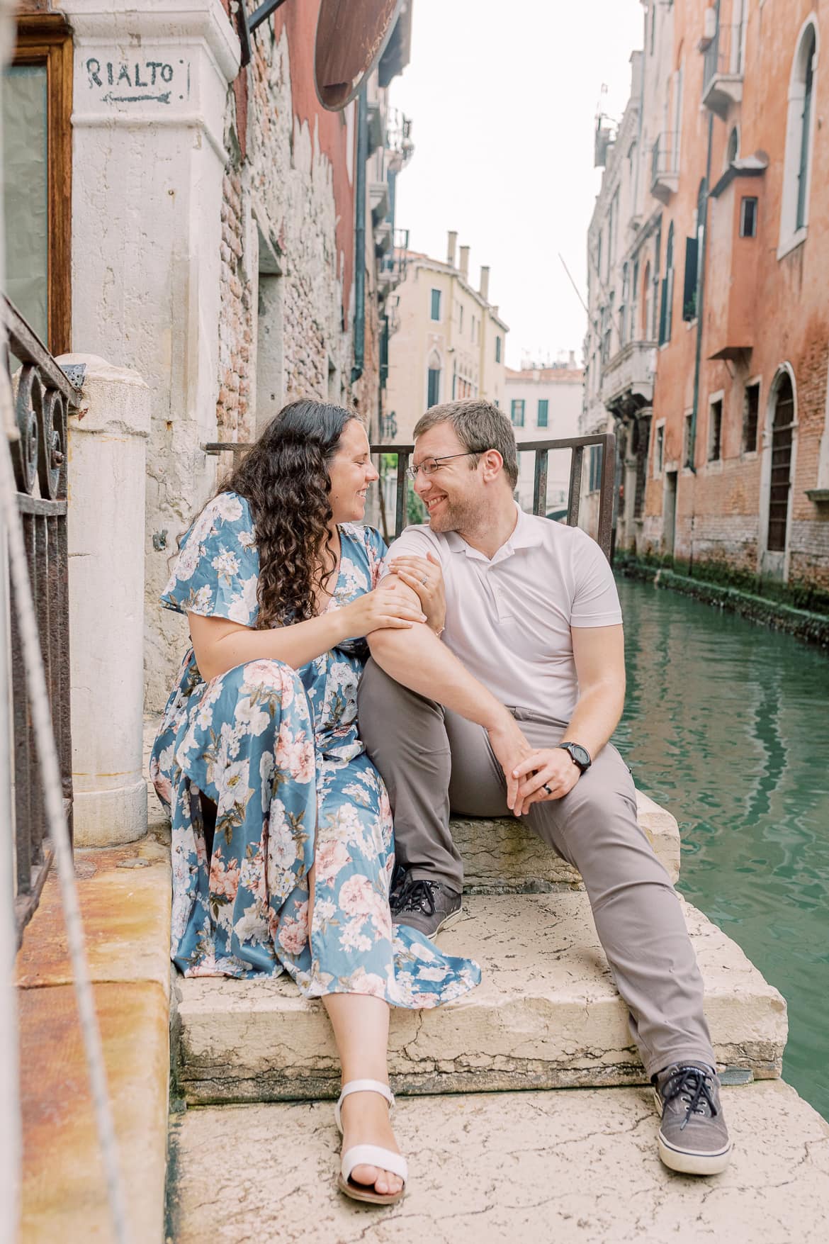 Pärchen kuschelt und spaziert durch Venedig