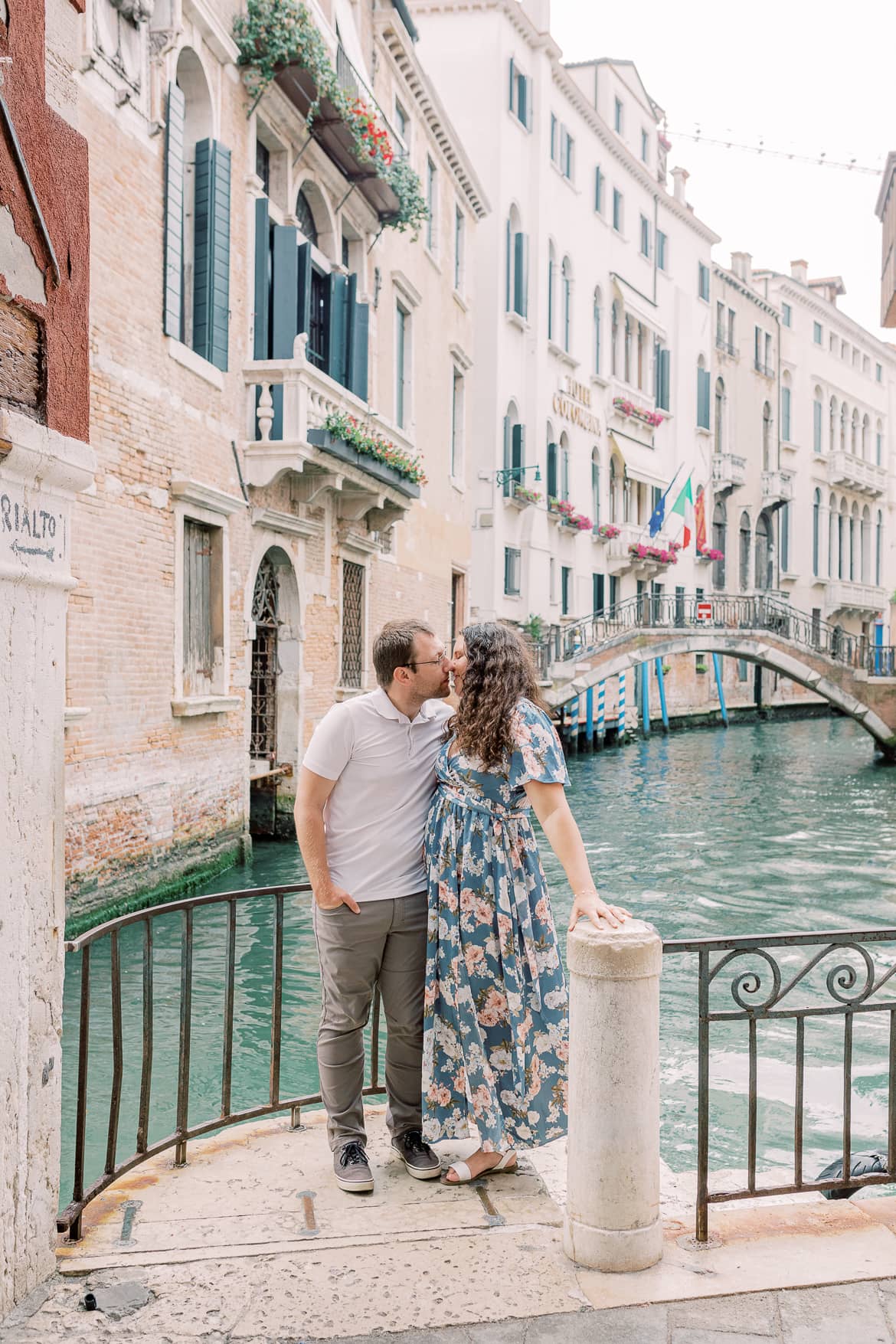 Pärchen kuschelt und spaziert durch Venedig